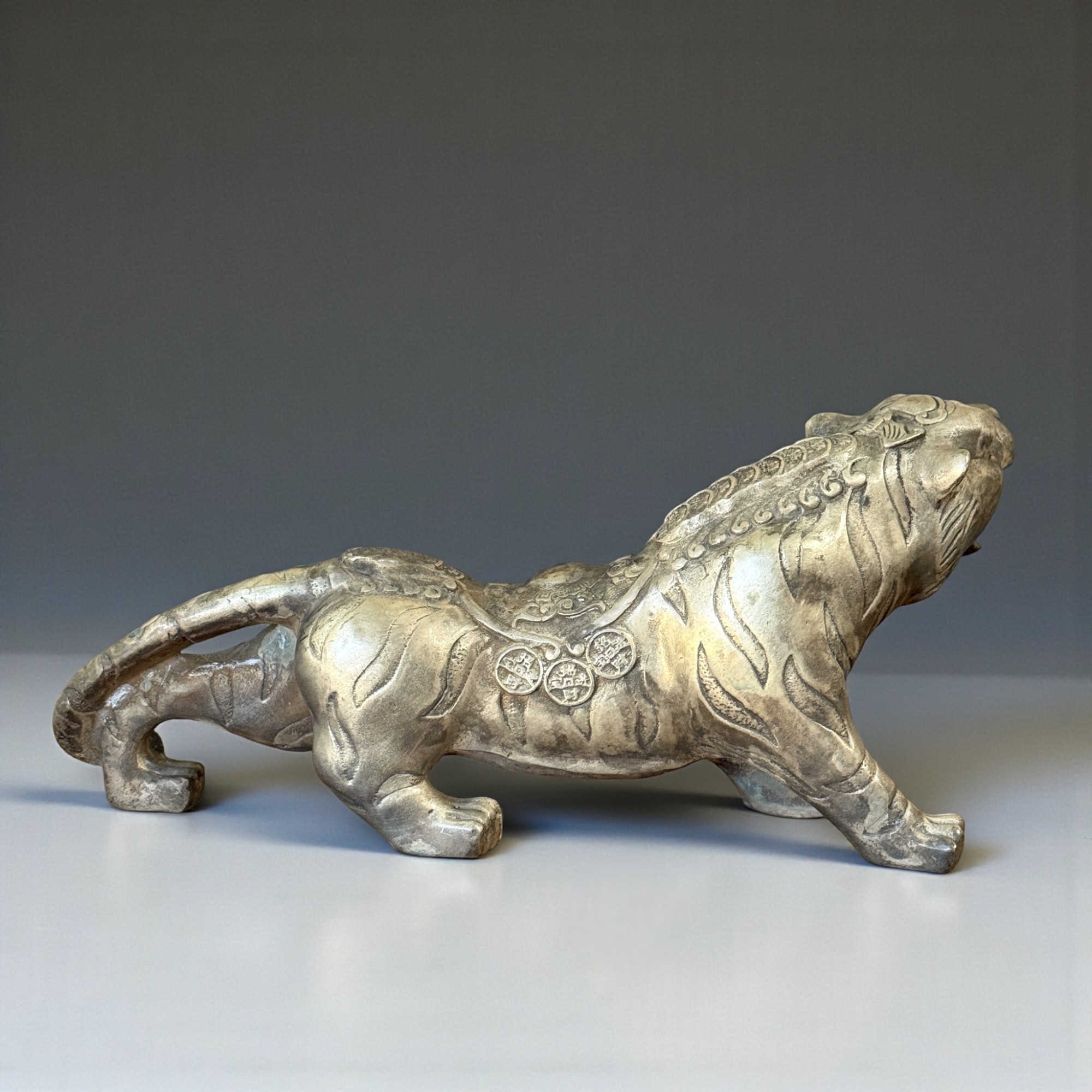 Tiger Bronze Skulptur aus China mit Reichtumsmünzen