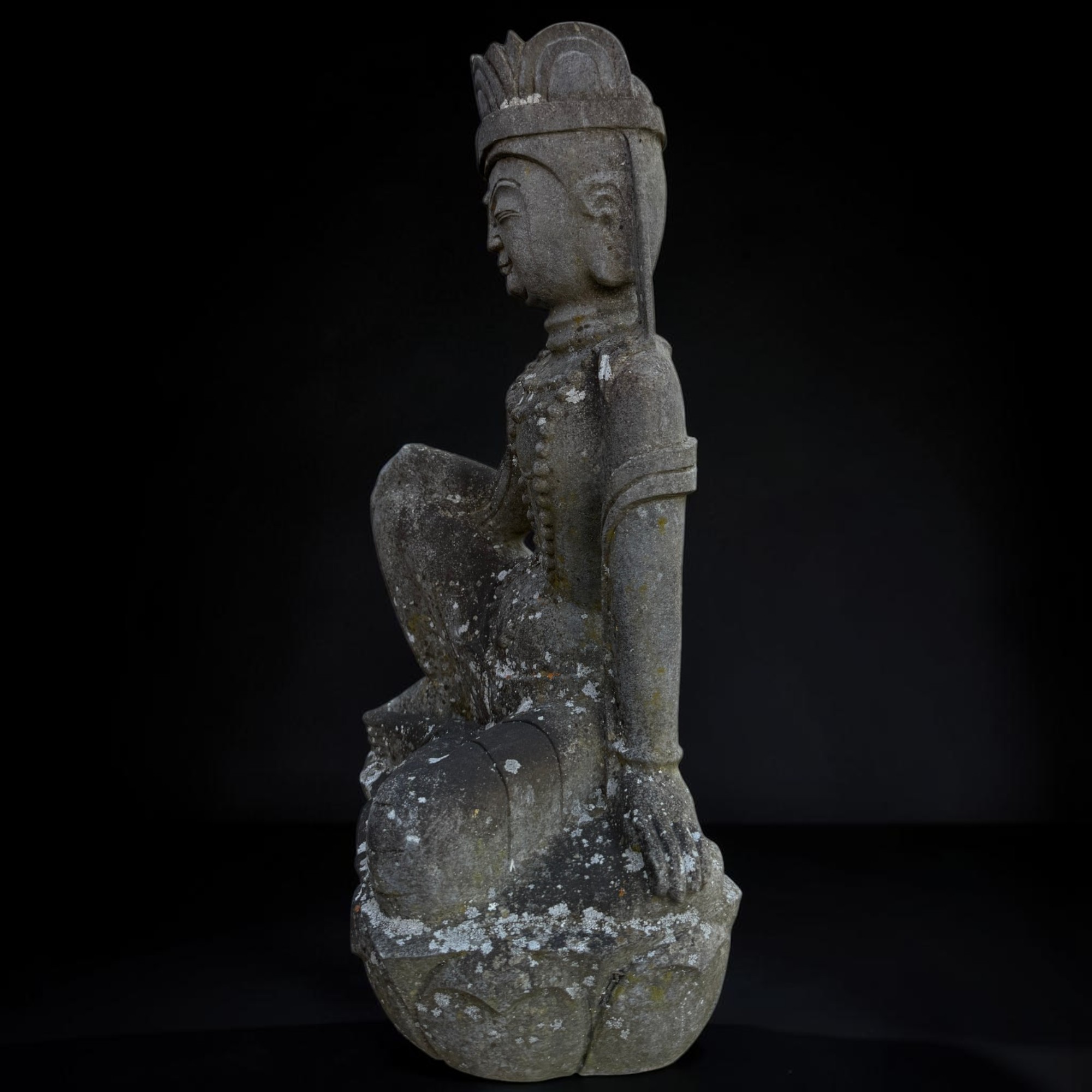 Guanyin Skulptur aus Naturstein – Alte asiatische Gartenfigur, 49 cm hoch
