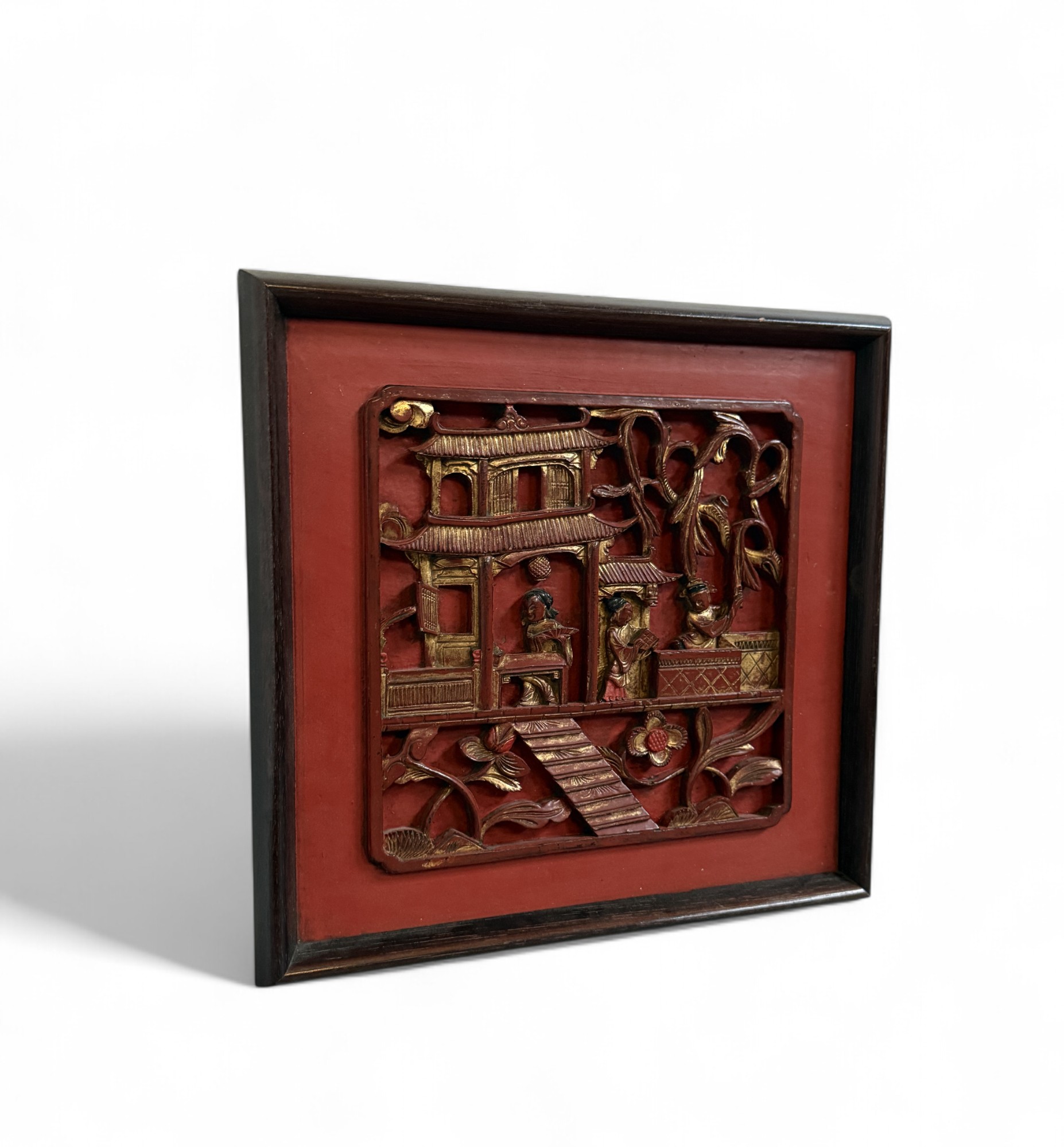 Chinesisches Holzrelief mit Restvergoldung – geschnitzte Wanddekoration Chinesisches Holzrelief mit Restvergoldung – geschnitzte Wanddekoration