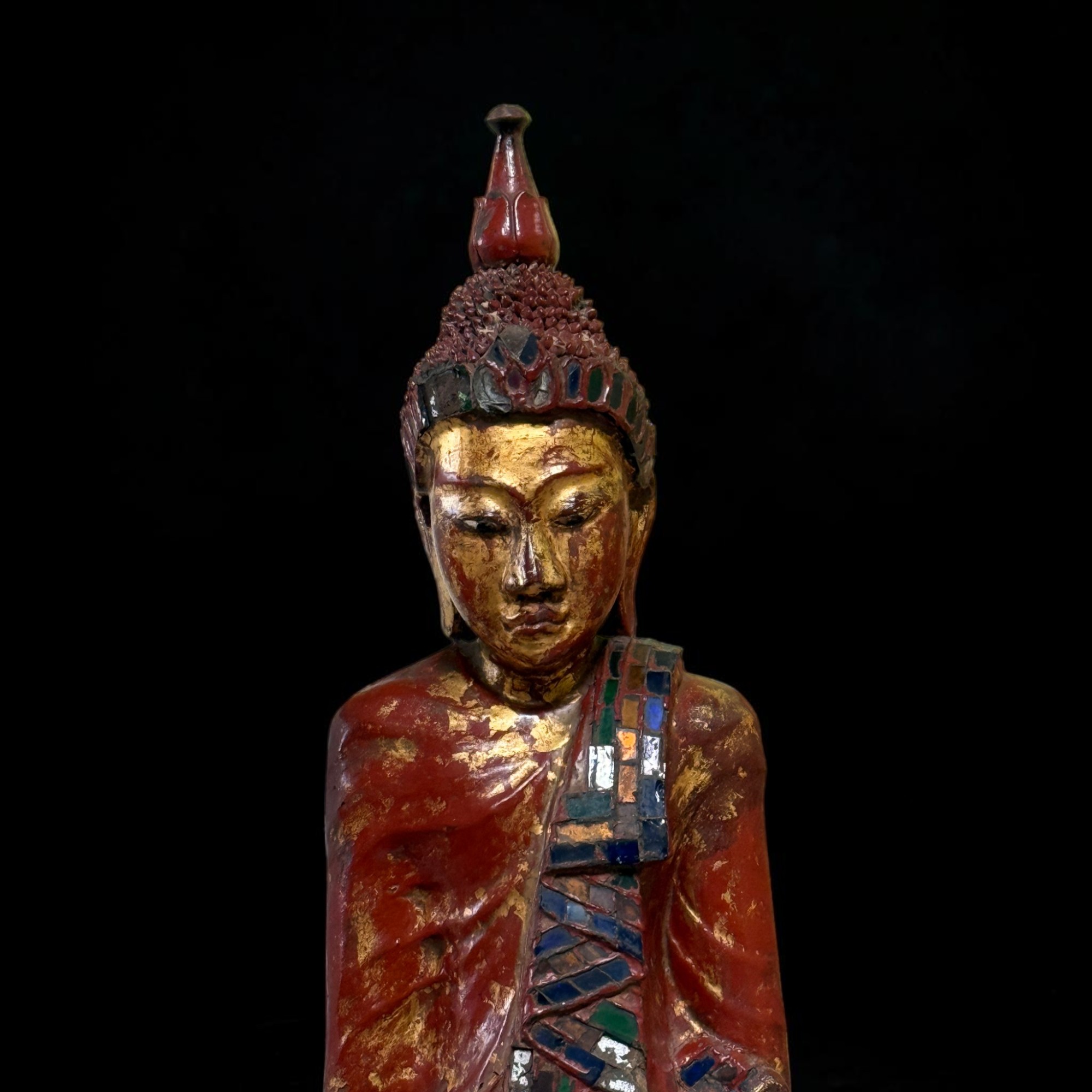 Stehender Buddha aus Holz, Burma, Rotlack, Restvergoldung, Glasmosaik, 114 cm