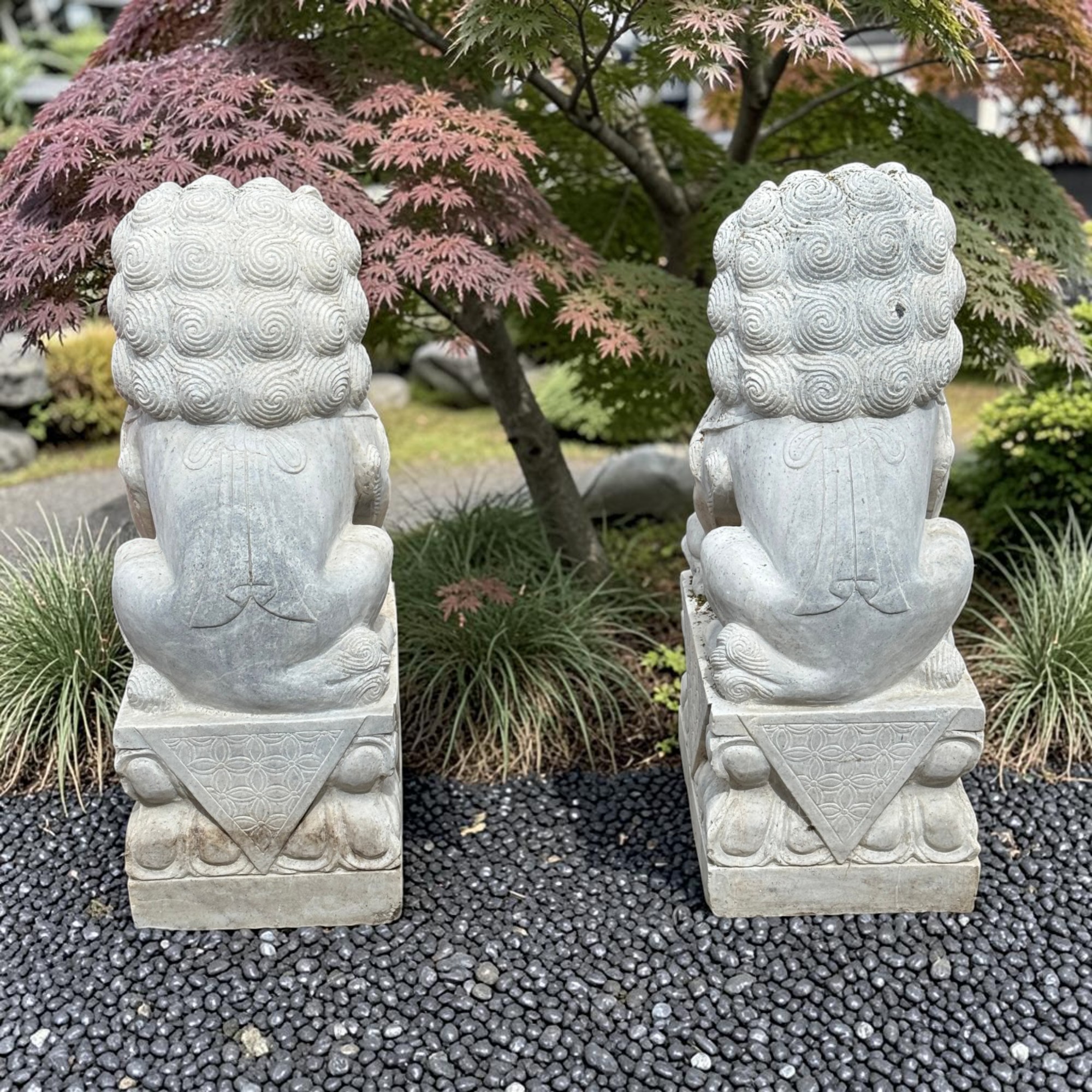 Wächterlöwen Marmorstein Paar 86 cm – Große Chinesische Fu Löwen alt