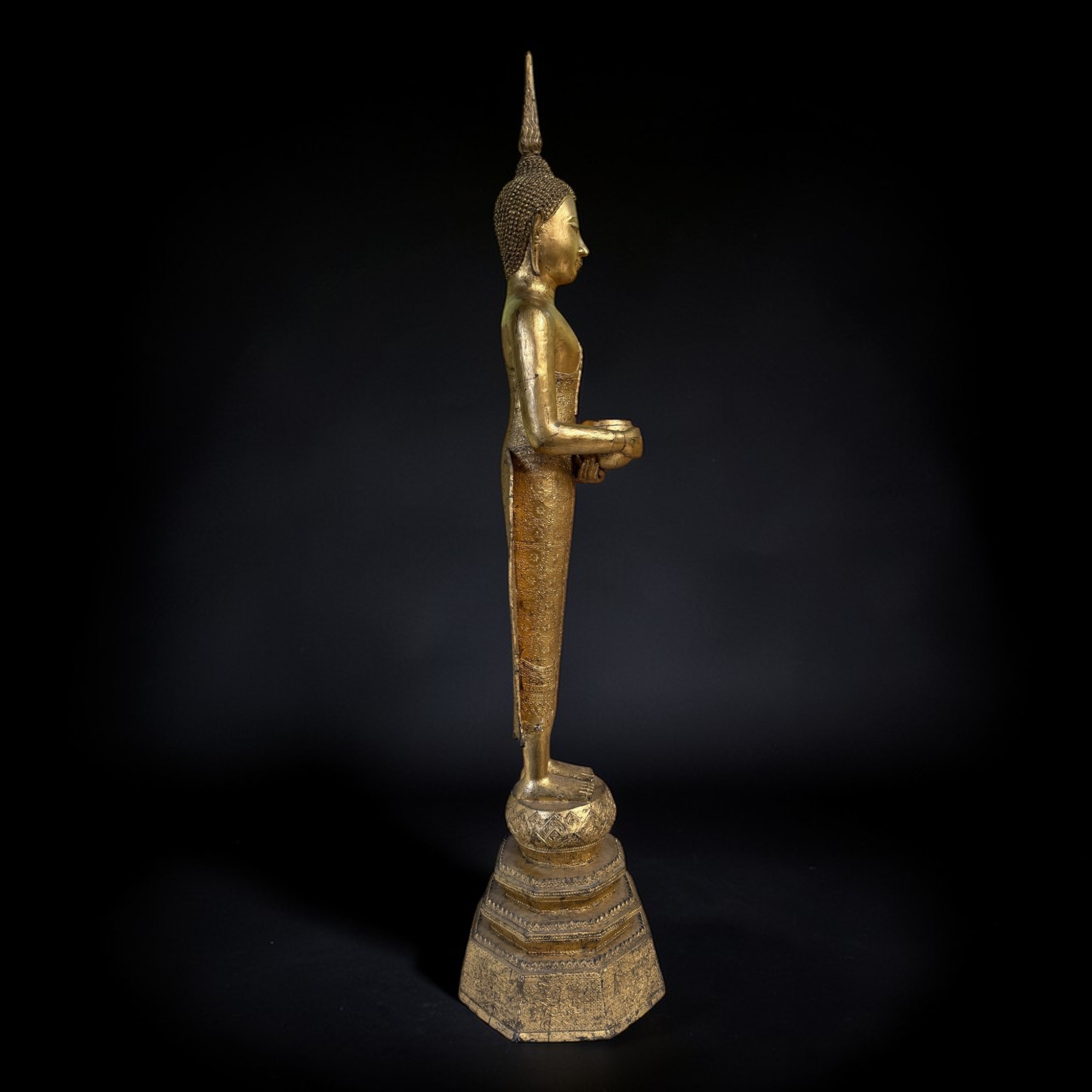 Alte Bronze-Statue: Wochentagsbuddha Mittwoch mit Almosenschale – 135 cm