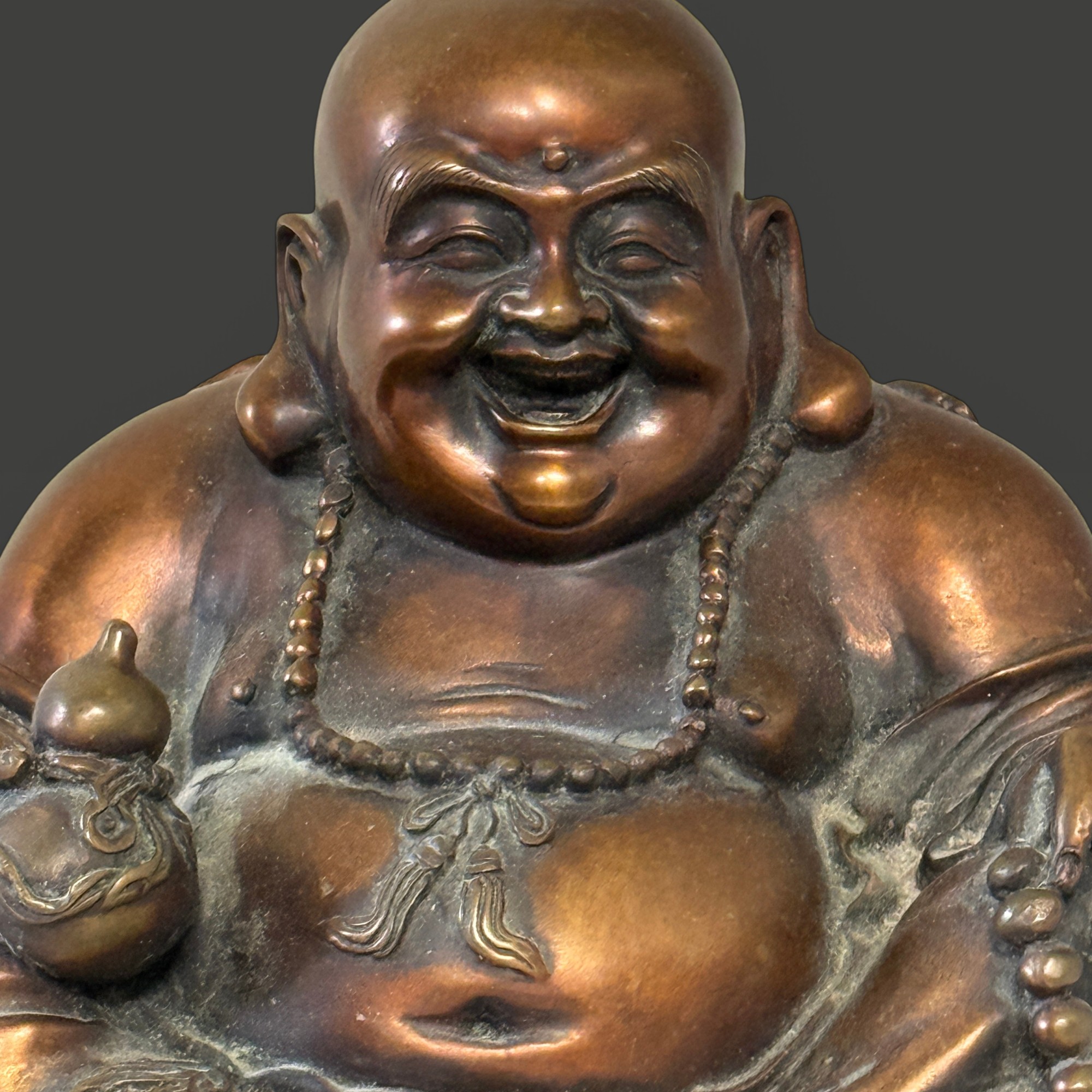 Happy Buddha Budai aus Bronze, China, Glücksbuddha mit Fledermäusen, 20 cm