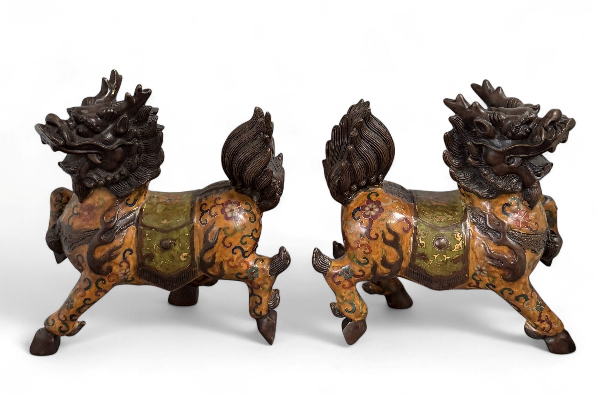 Chinesische Qilin Figuren aus Bronze / Cloisonne Skulpturen