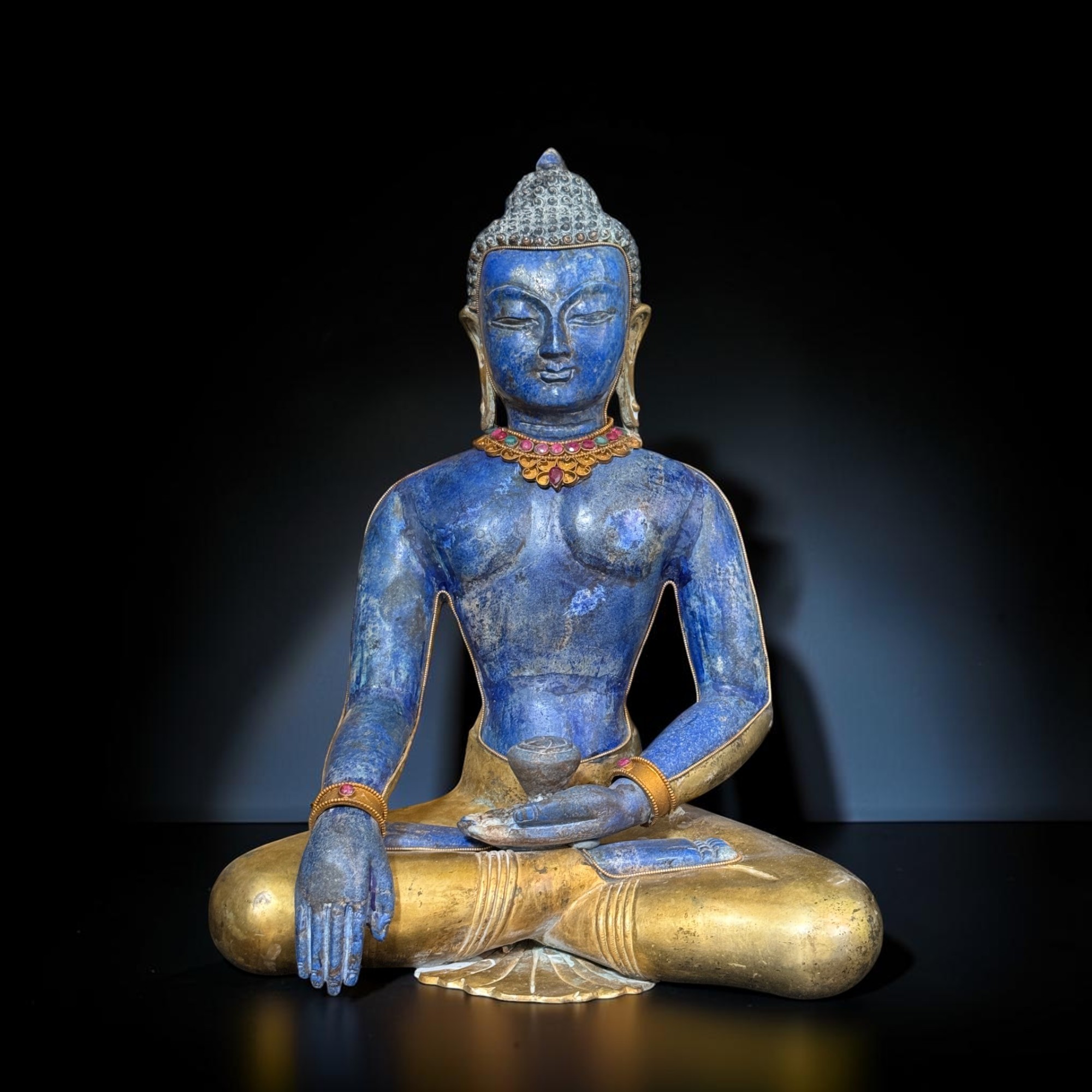 Alte Siddharta Gautama Buddha Figur – Lapis Lazuli & vergoldete Bronze, Nepal