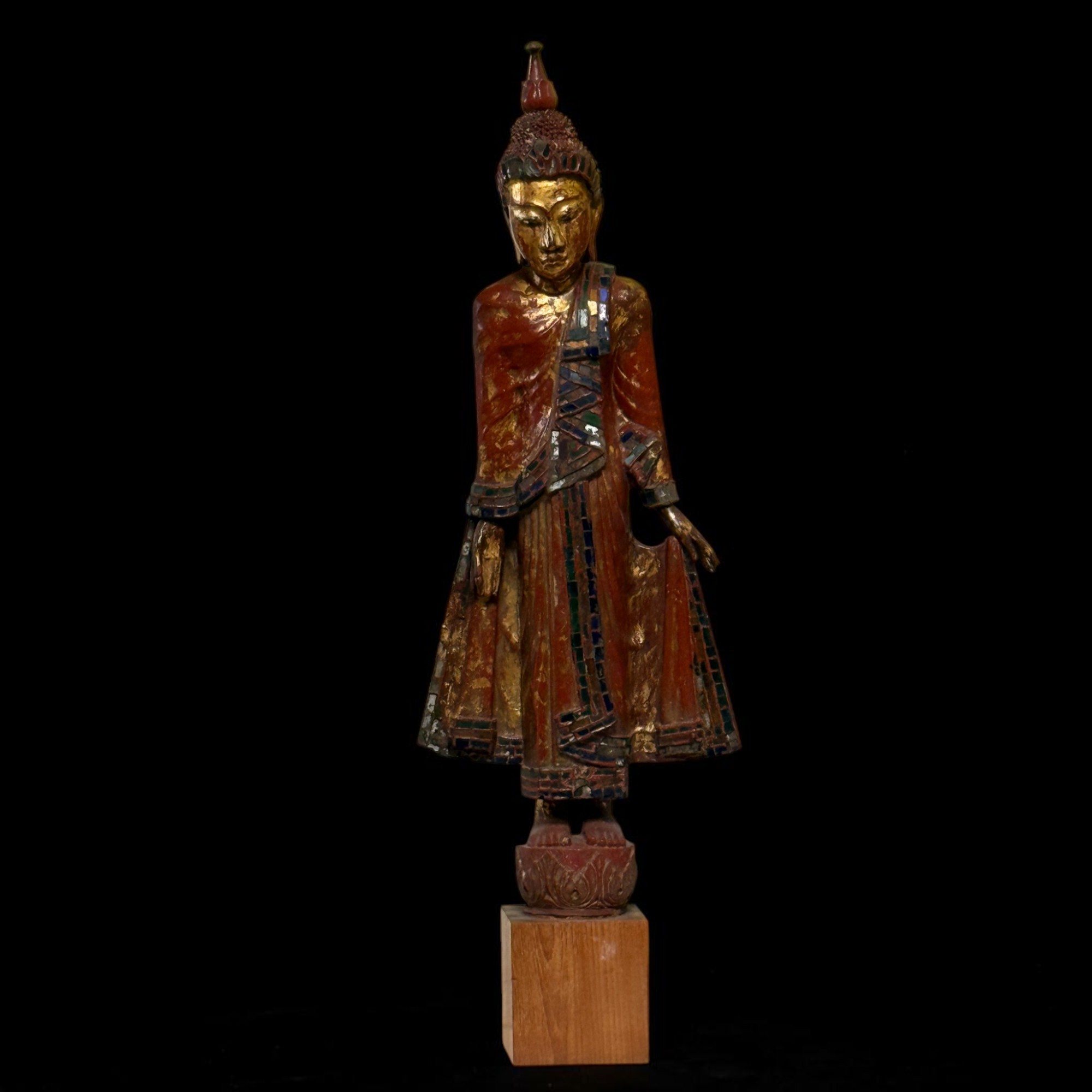 Stehender Buddha aus Holz, Burma, Rotlack, Restvergoldung, Glasmosaik, 114 cm