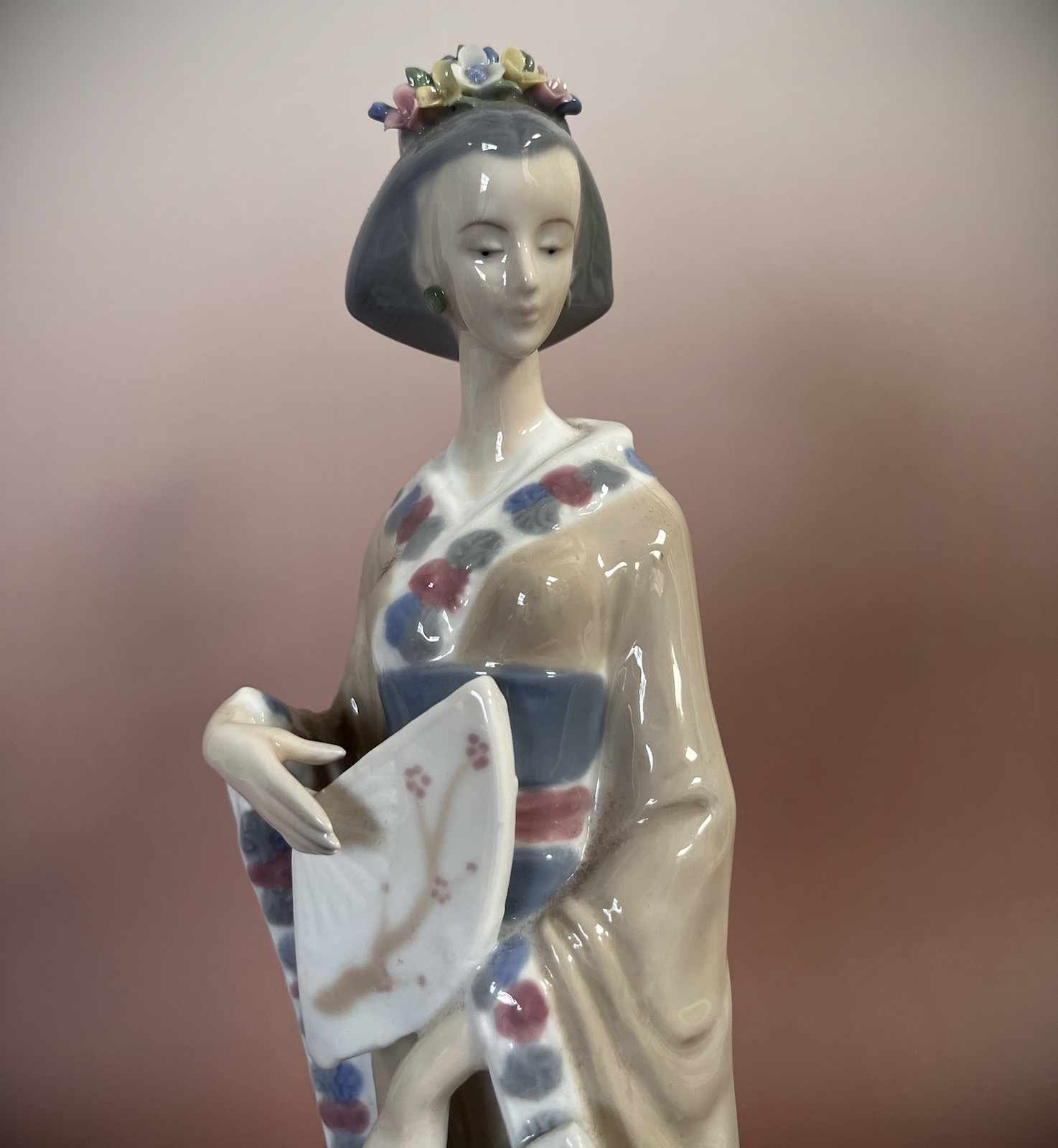 Chinesische Hofdame Porzellan Figur, Blumenschmuck