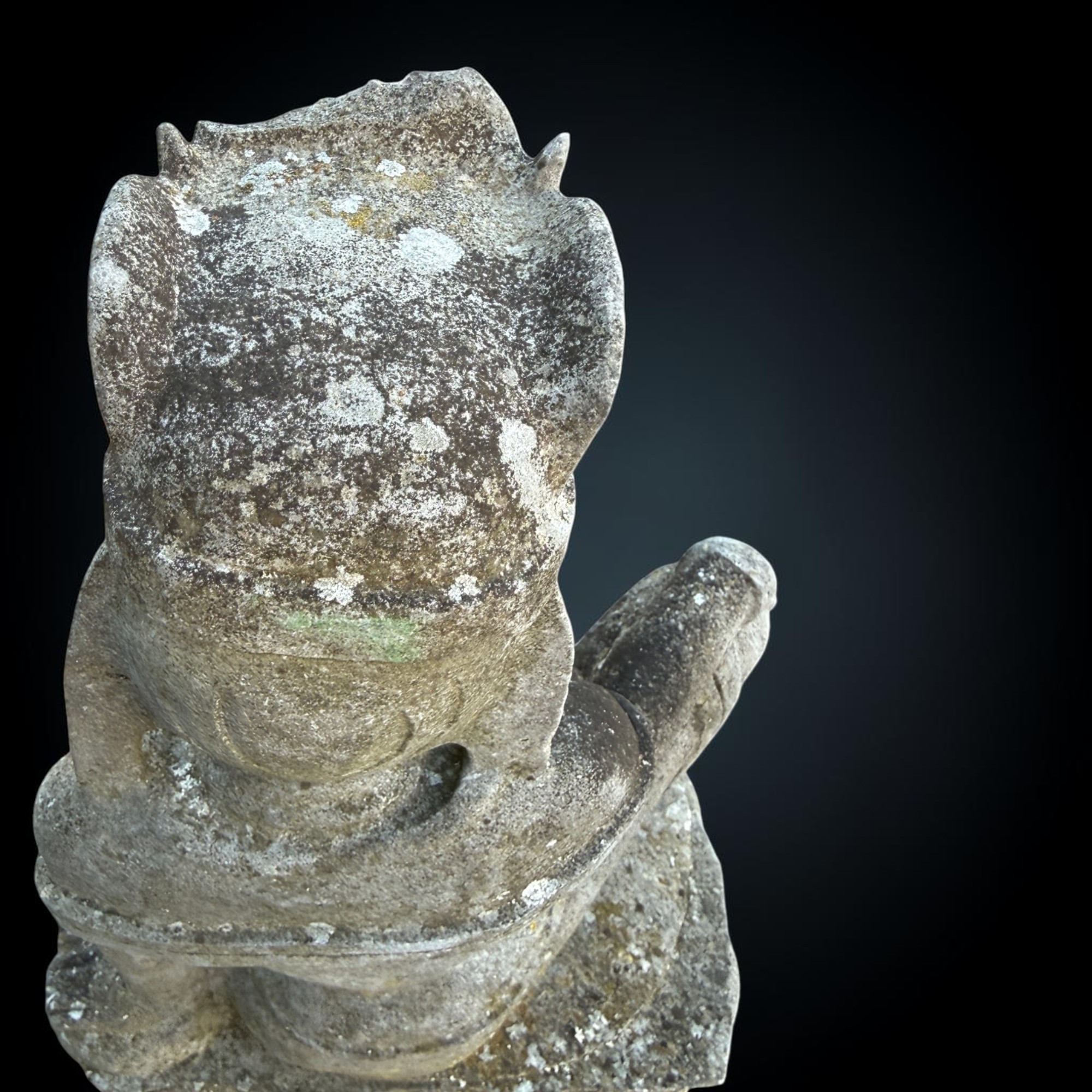 Guanyin Skulptur aus Naturstein – Alte asiatische Gartenfigur, 49 cm hoch
