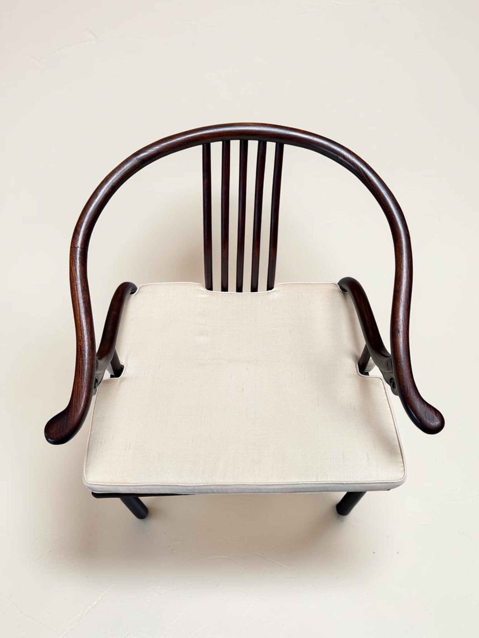 Alter chinesischer Sessel Quanyi mit Hufeisenlehne