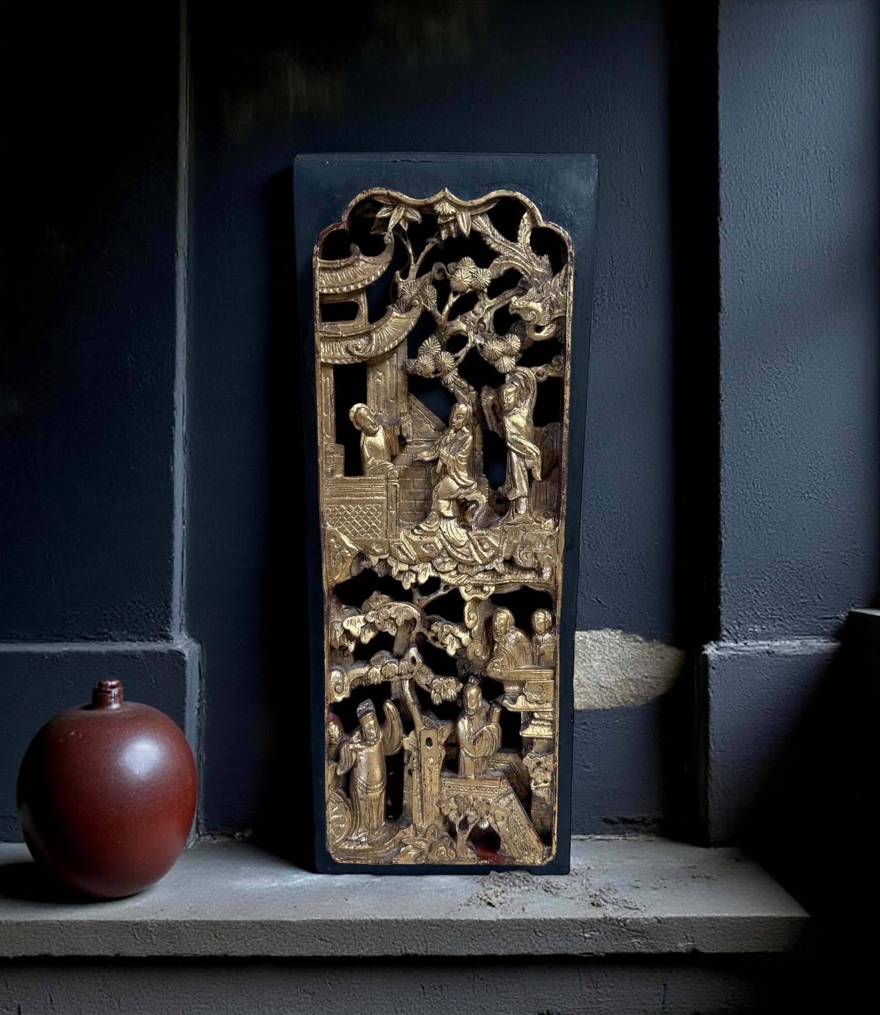 Chinesisches Holzrelief mit Restvergoldung – geschnitzte Wanddekoration Chinesisches Holzrelief mit Restvergoldung – geschnitzte Wanddekoration