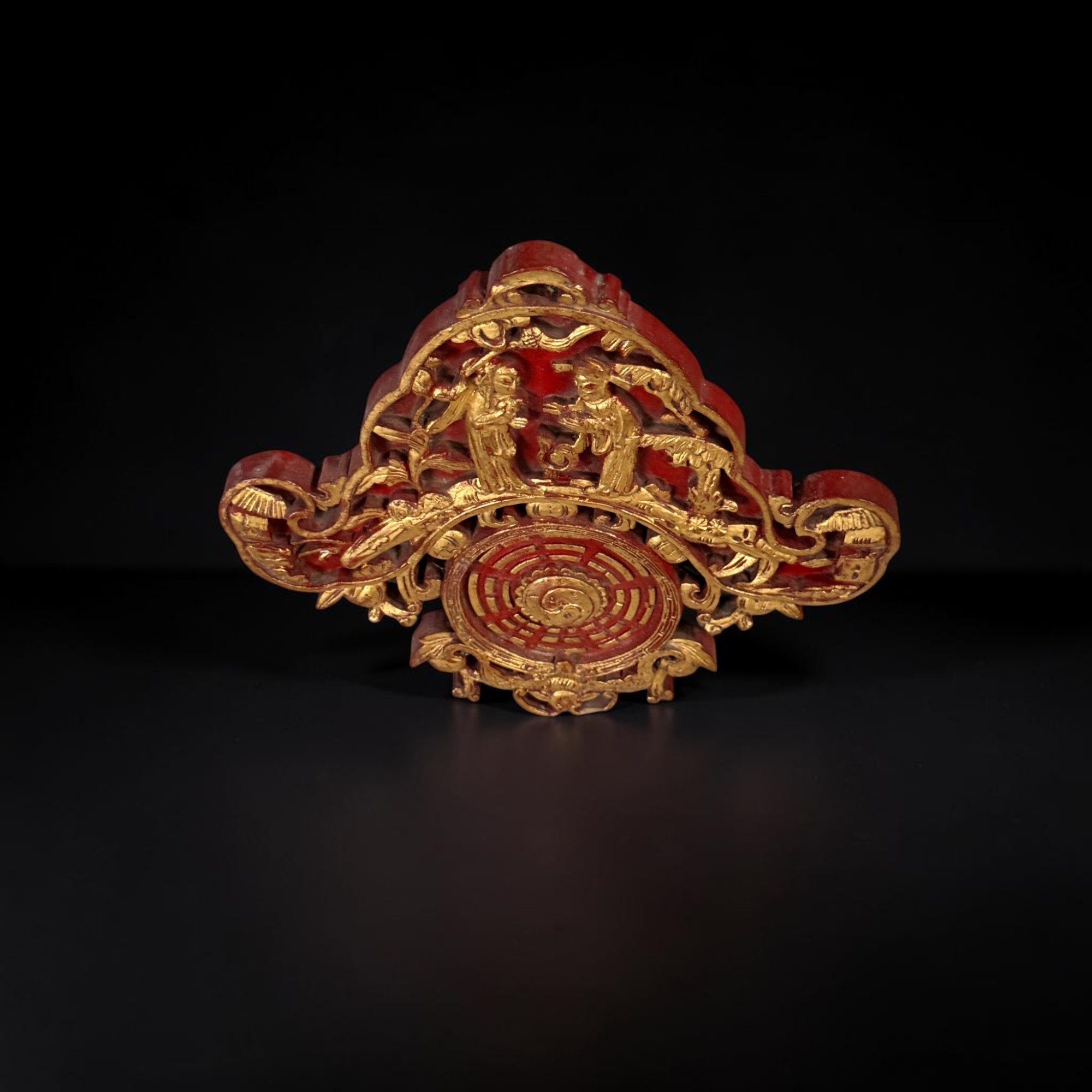Chinesisches Holzrelief teilvergoldet – Altes Wandpaneel Bagua & Yin-Yang 24 cm
