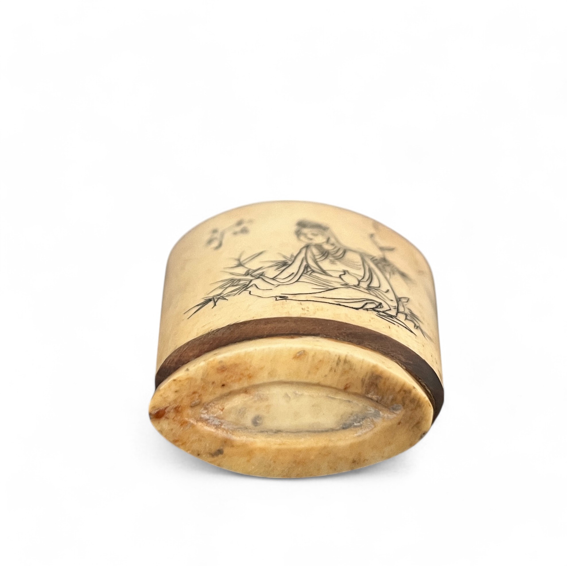 Altes Snuff Bottle aus Knochen mit Gravuren