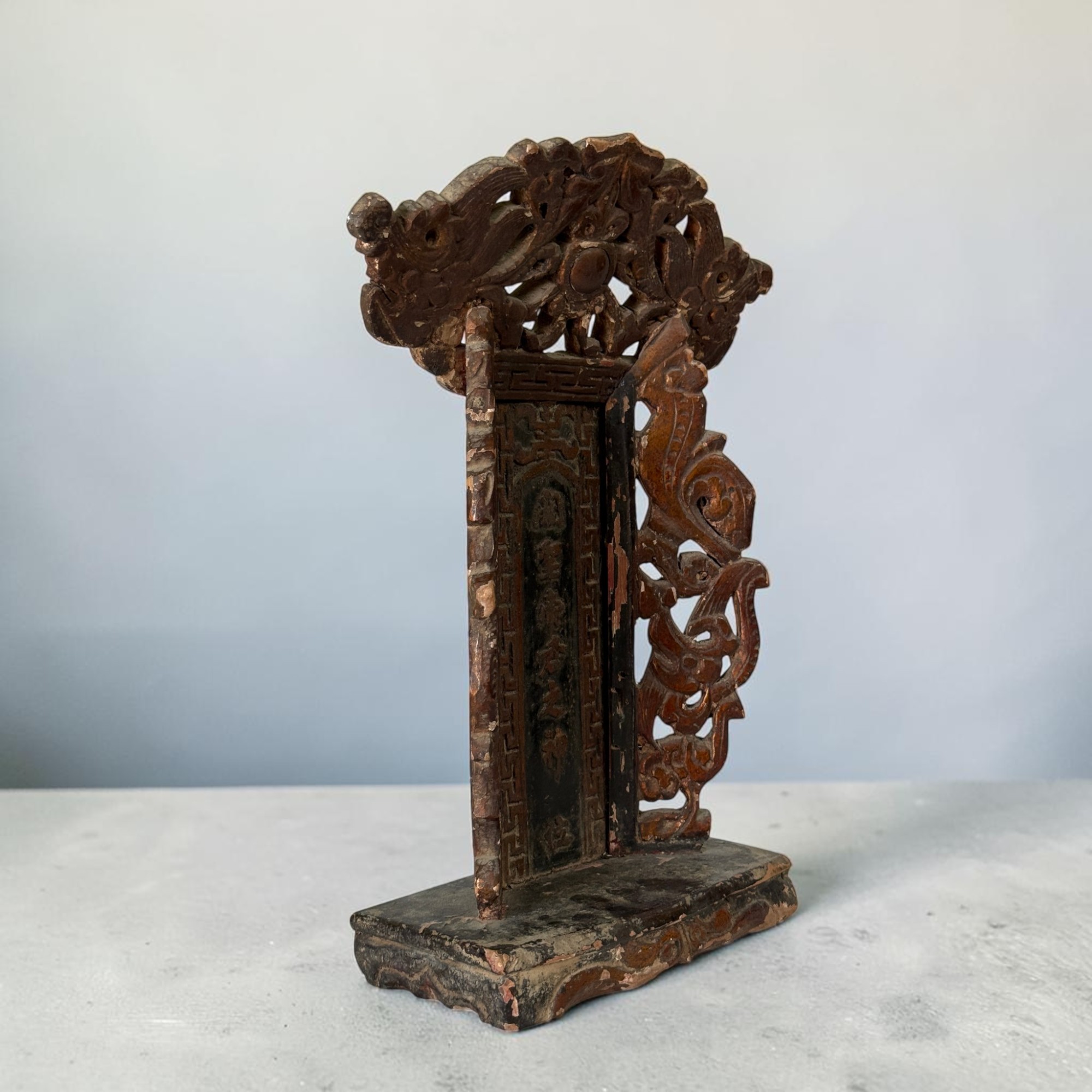 Alter chinesischer Holzschrein Hausaltar mit sitzendem Bronze Buddha