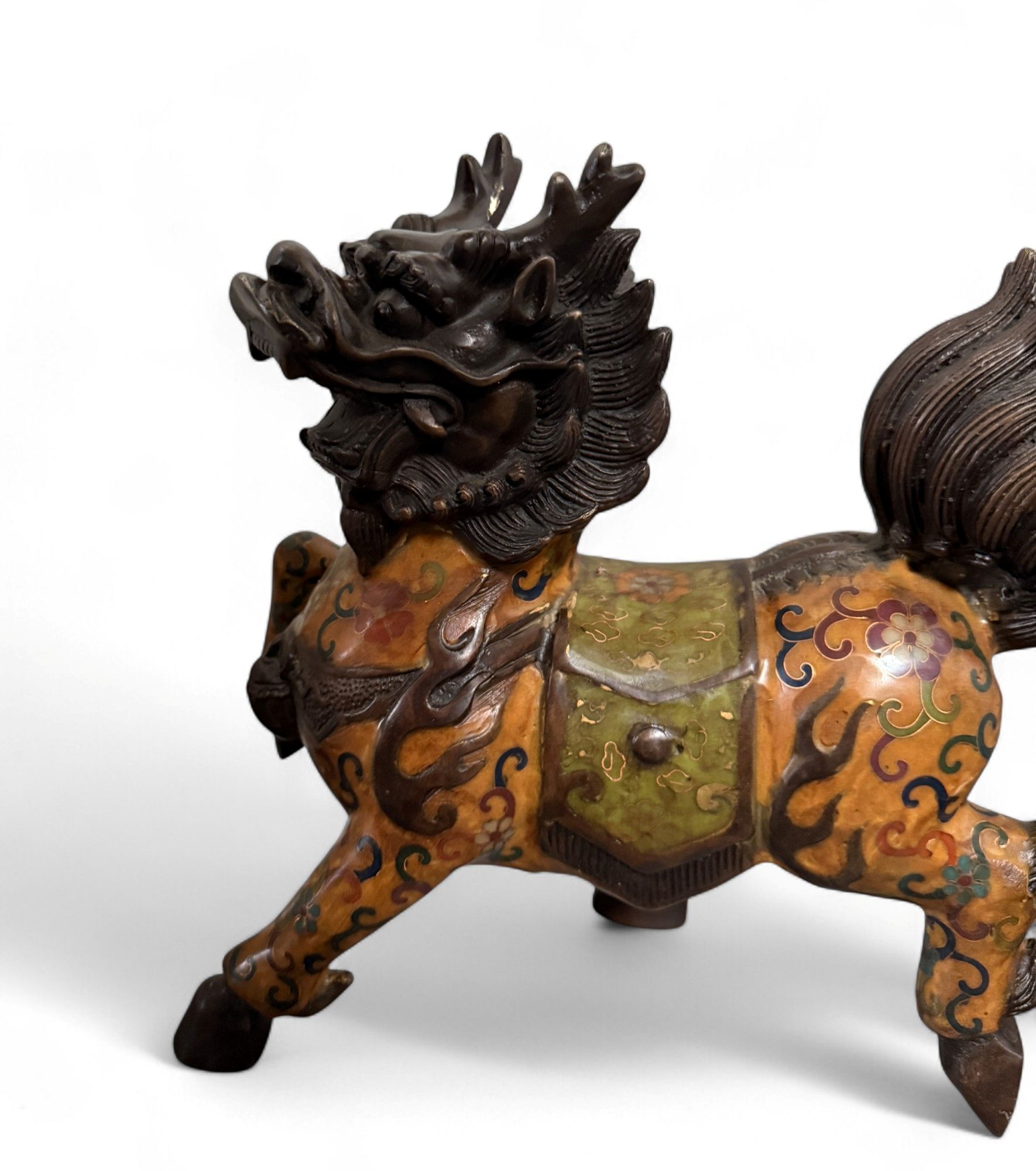 Chinesische Qilin Figuren aus Bronze / Cloisonne Skulpturen