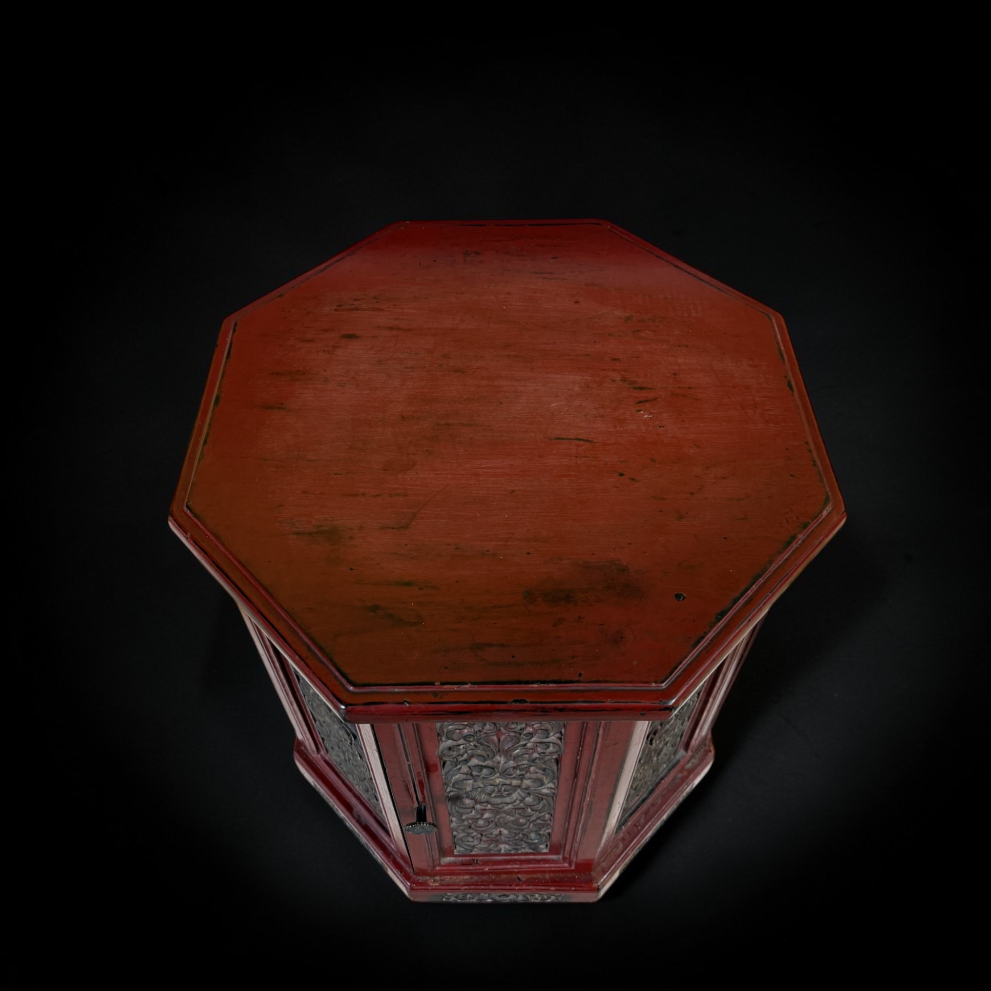 Alter chinesischer Beistellschrank Rot – Achteckig mit Schnitzereien 55cm