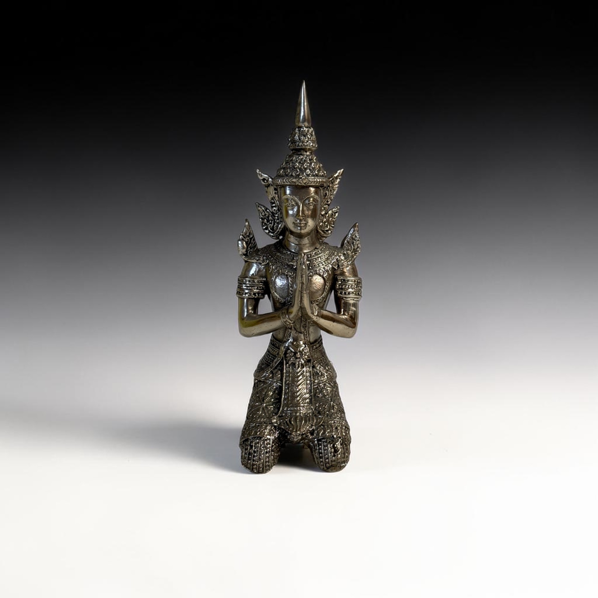 Thailand Tempelwächter aus Bronze – Kniende Thepphanom Figur (17,5 cm)