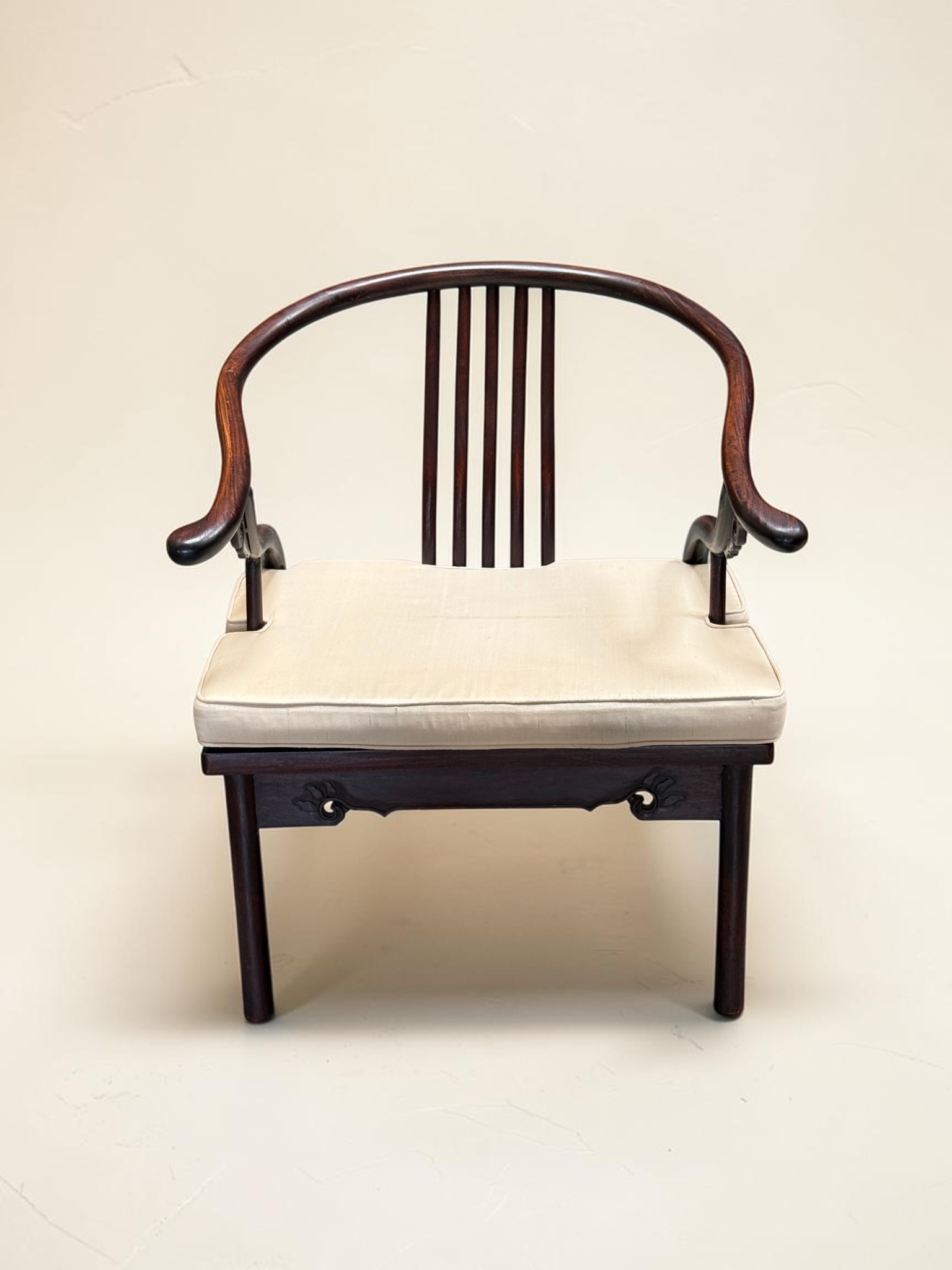 Alter chinesischer Sessel Quanyi mit Hufeisenlehne