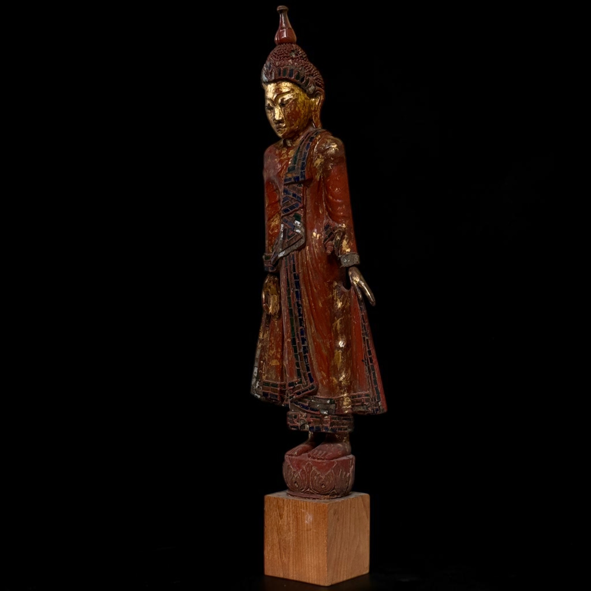 Stehender Buddha aus Holz, Burma, Rotlack, Restvergoldung, Glasmosaik, 114 cm