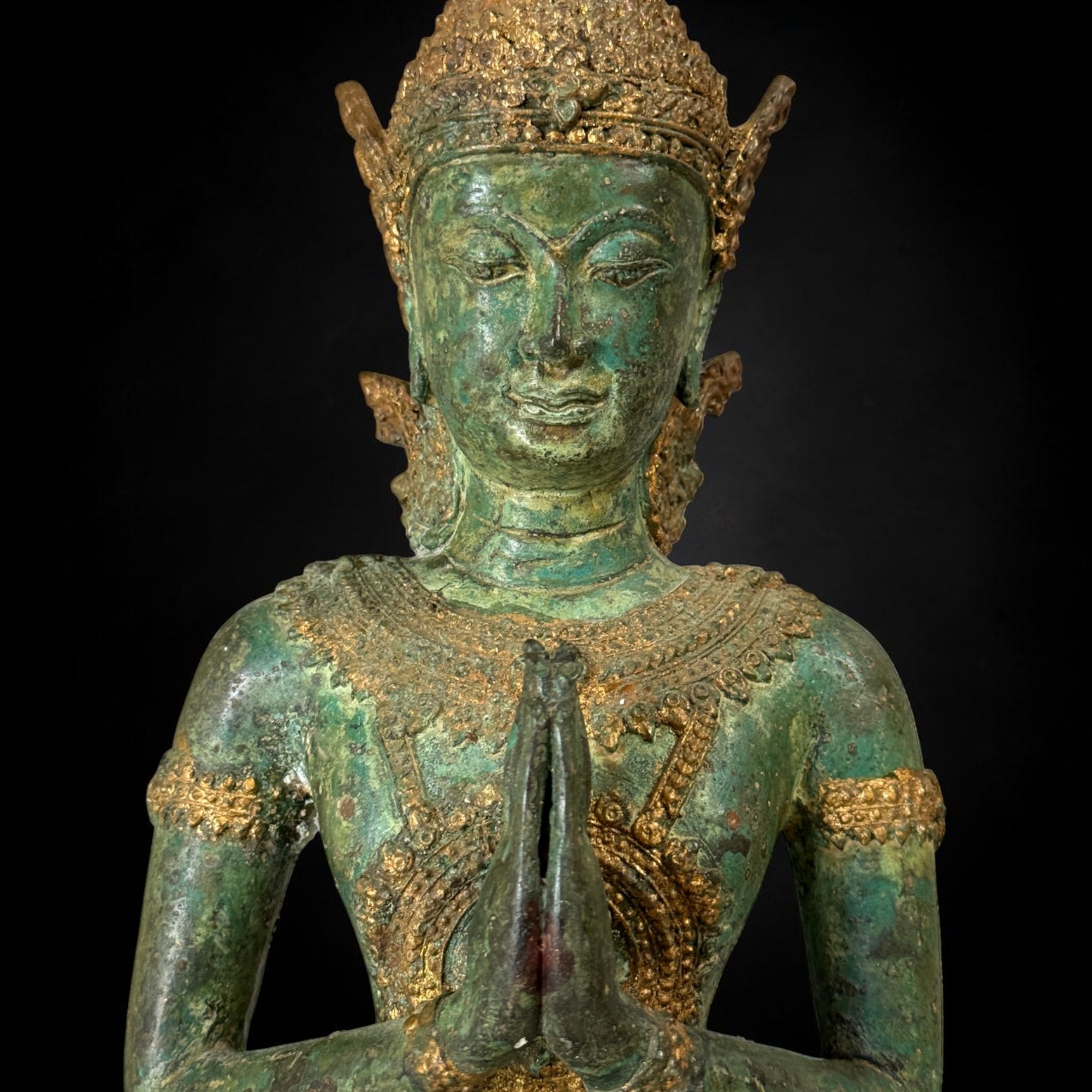 Thailändischer Tempelwächter Bronze Figur mit Namaste Mudra, alte Patina