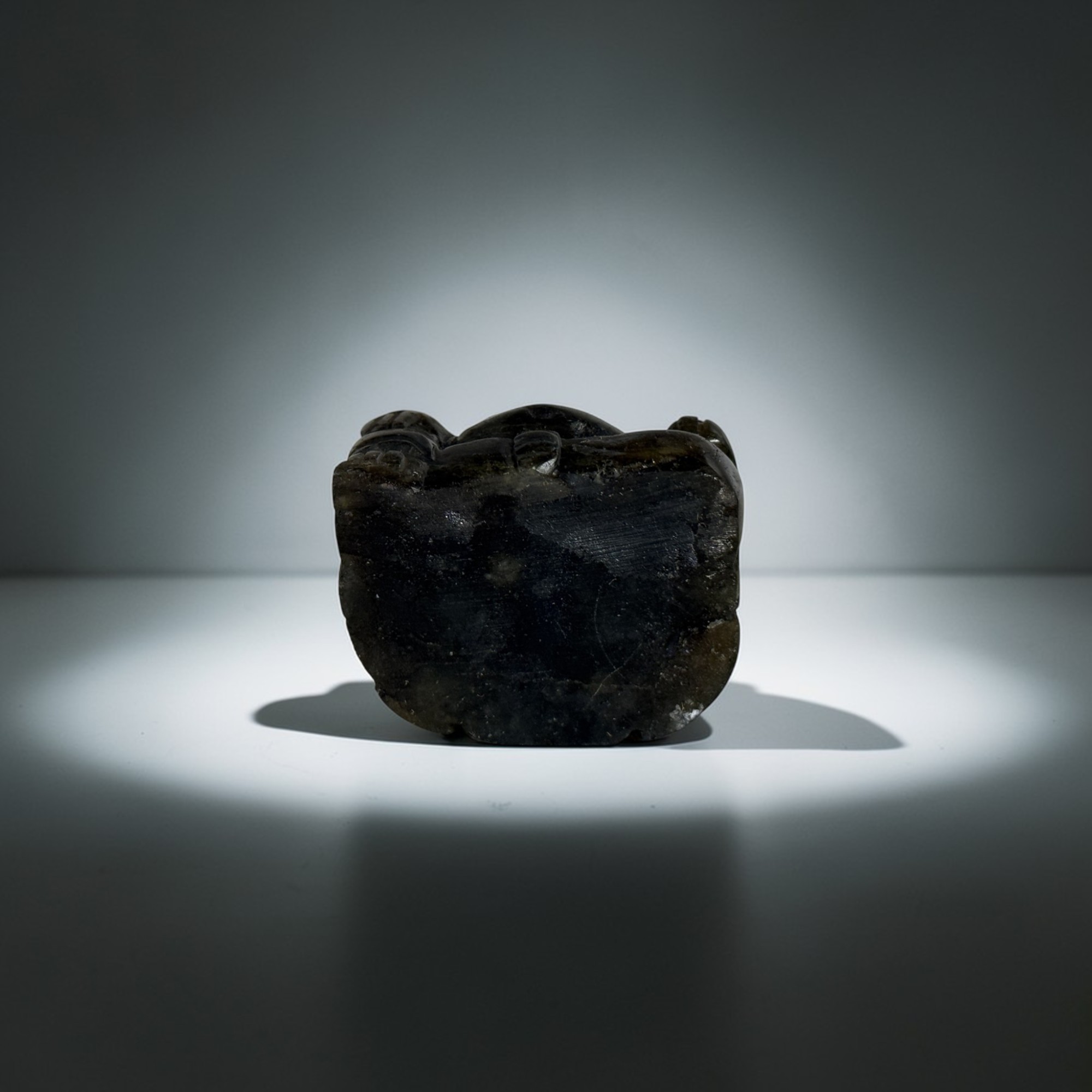 Happy Budai aus Labradorit – Glücksbuddha Edelstein Skulptur