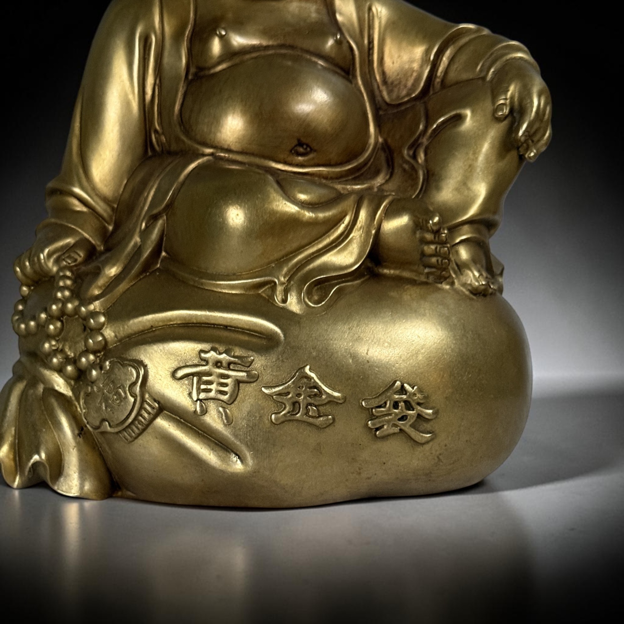 Chinesischer Reichtumsbuddha aus Bronze – Lachender Buddha Budai - Goldsack