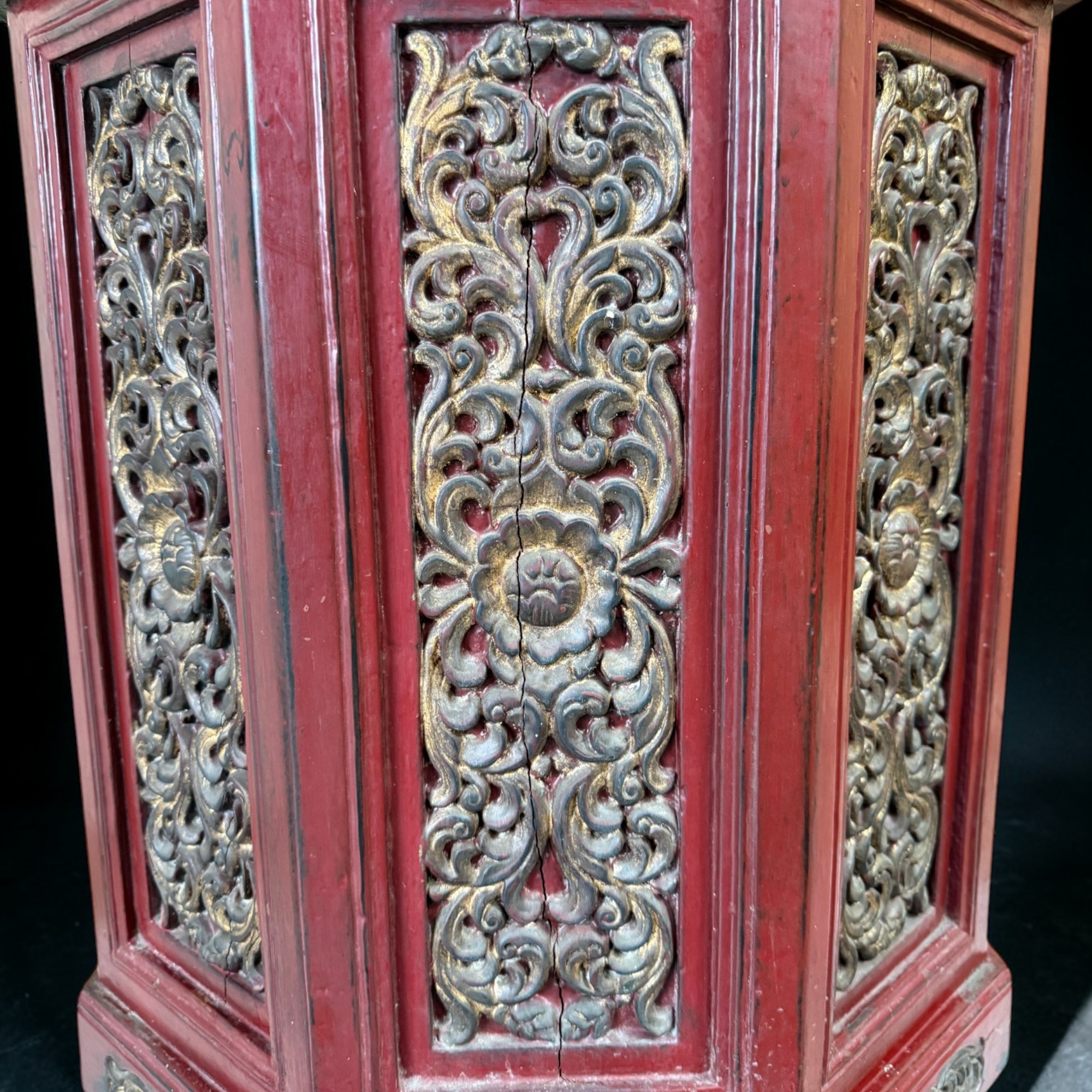 Alter chinesischer Beistellschrank Rot – Achteckig mit Schnitzereien 55cm