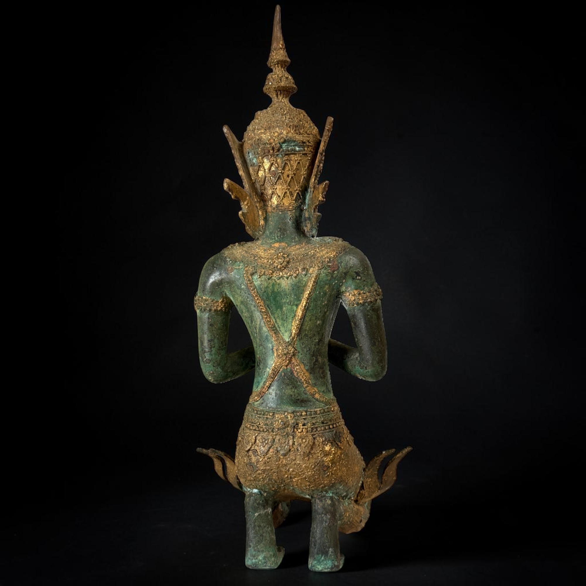 Thailändischer Tempelwächter Bronze Figur mit Namaste Mudra, alte Patina