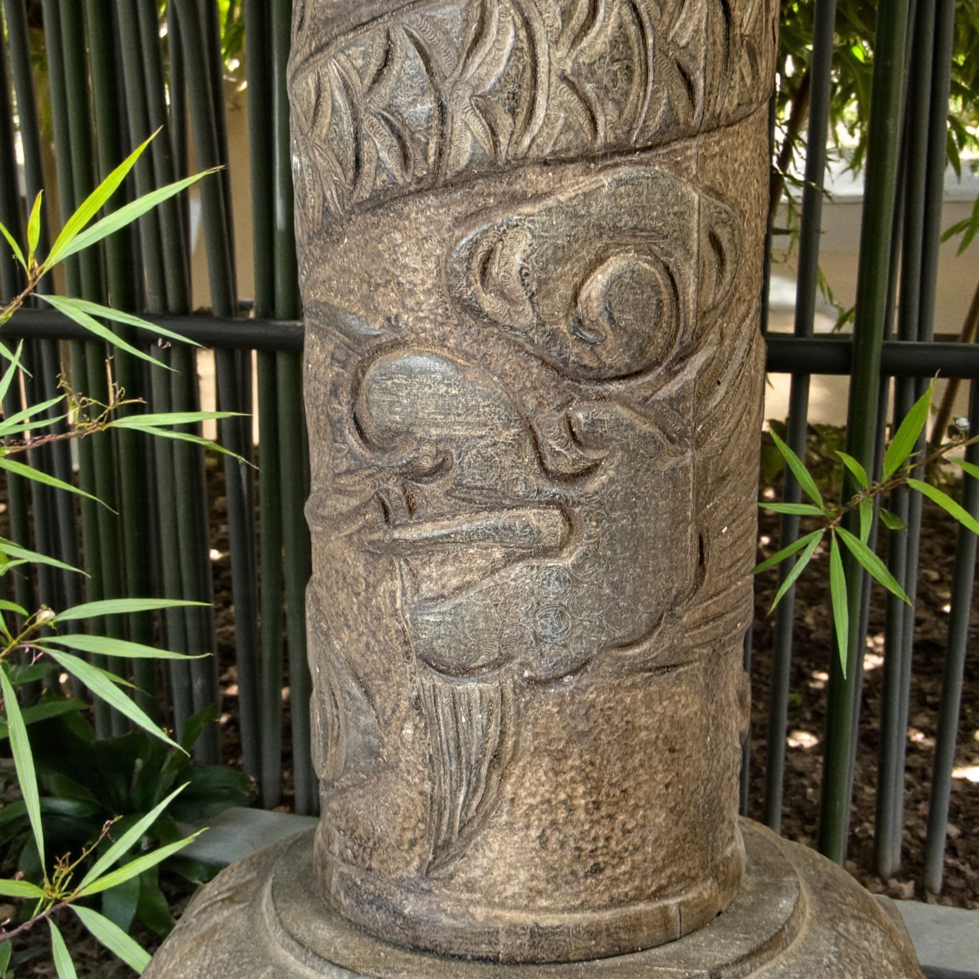 Asiatisches Geisterhaus – Steinlaterne mit Drachen umschlungen, Ahnenhaus