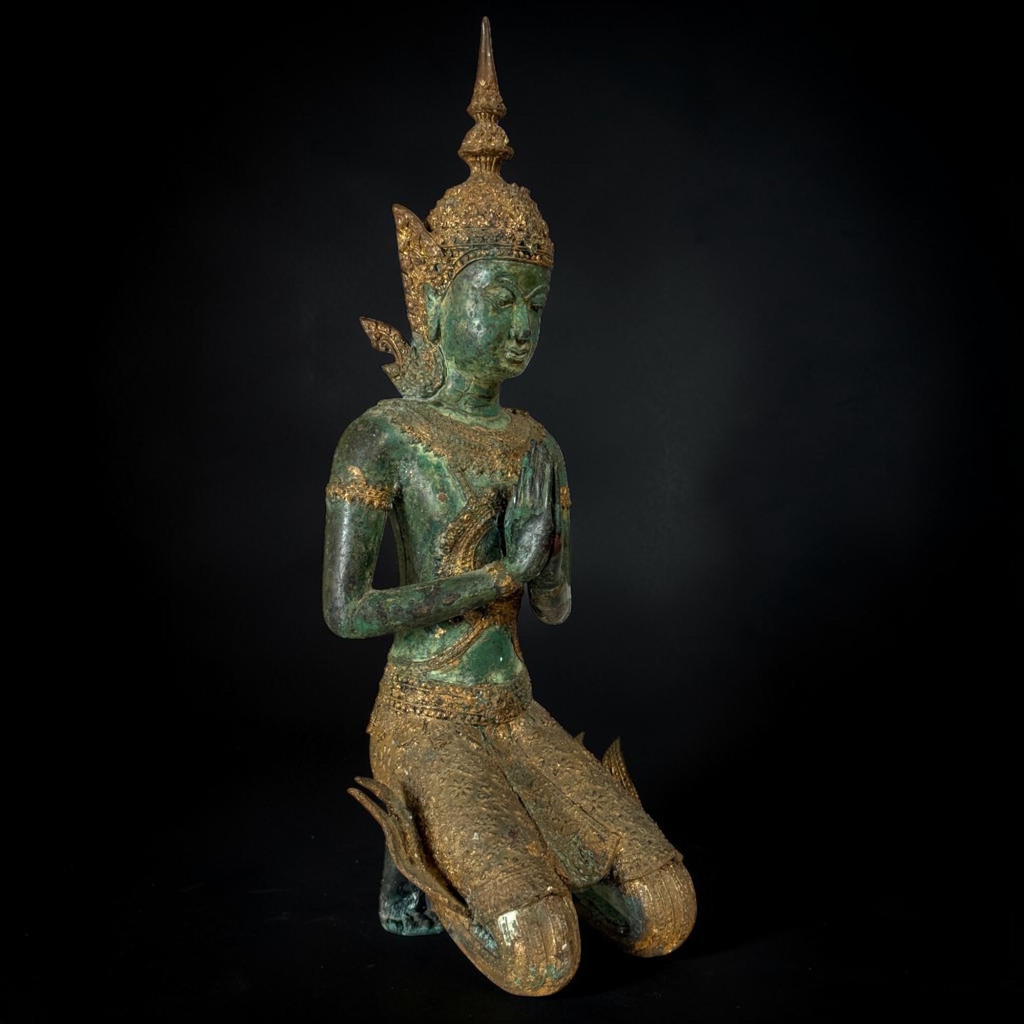 Thailändischer Tempelwächter Bronze Figur mit Namaste Mudra, alte Patina