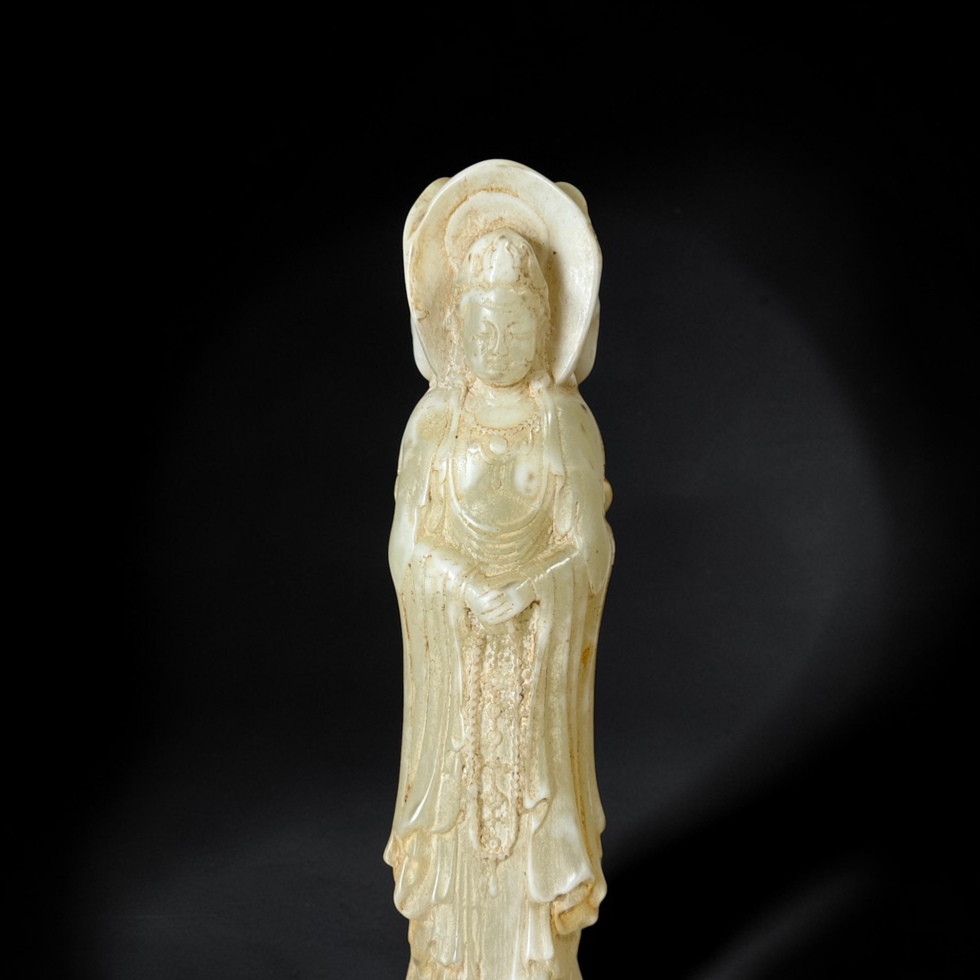 Sanmian Guanyin aus chinesischer Jade – Dreigesichtige Figur (19 cm)