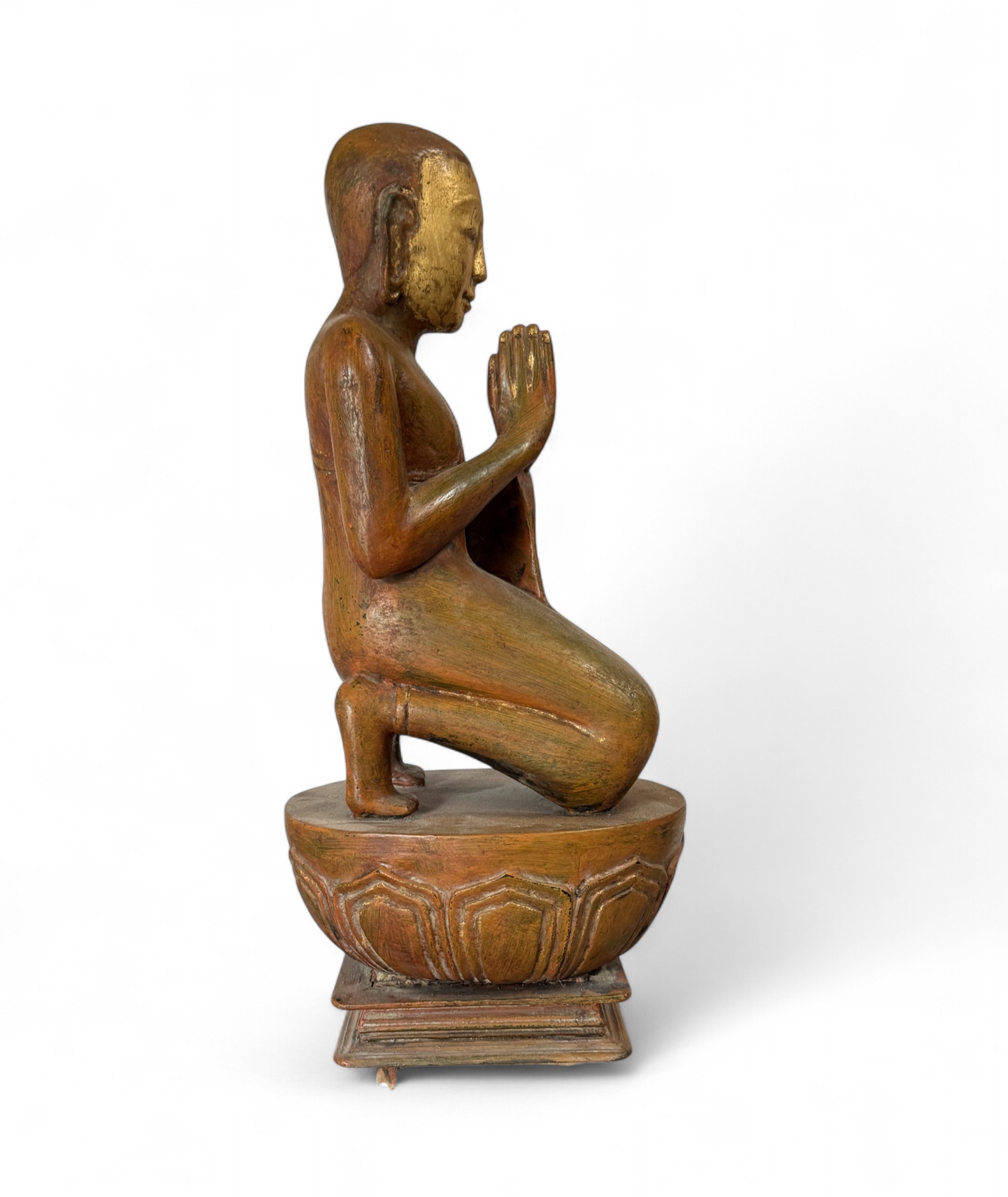 Burmesische Holzskulptur Moggallana – buddhistische Figur mit Restvergoldung