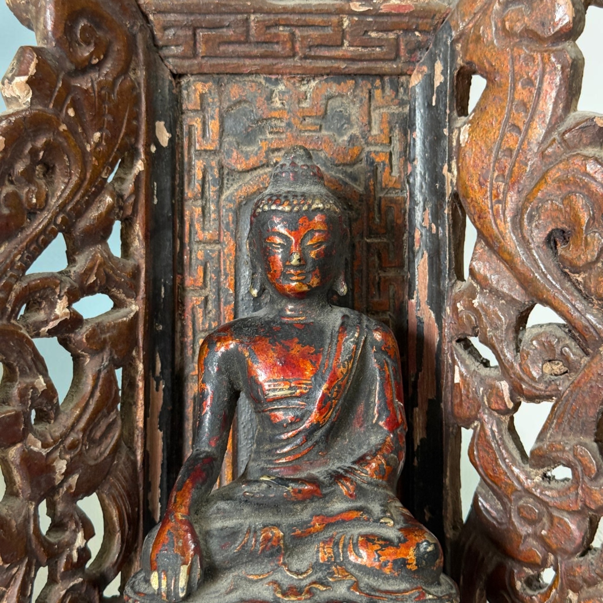 Alter chinesischer Holzschrein Hausaltar mit sitzendem Bronze Buddha