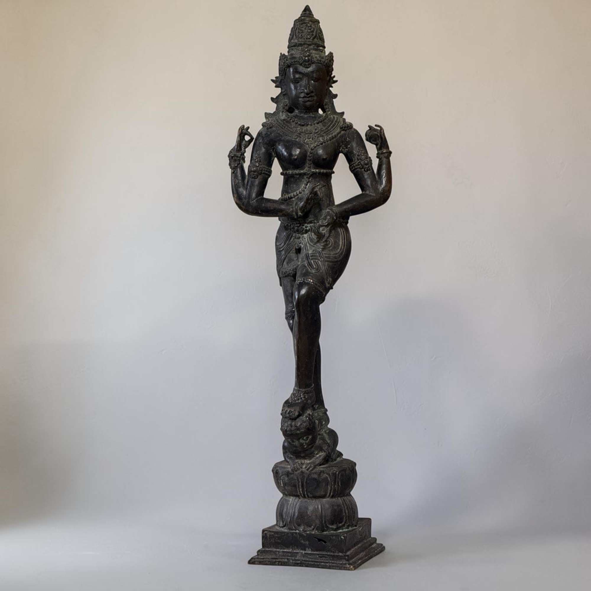 Indische Bronze Statue Devi Shakti im Chola Stil - 106 cm groß