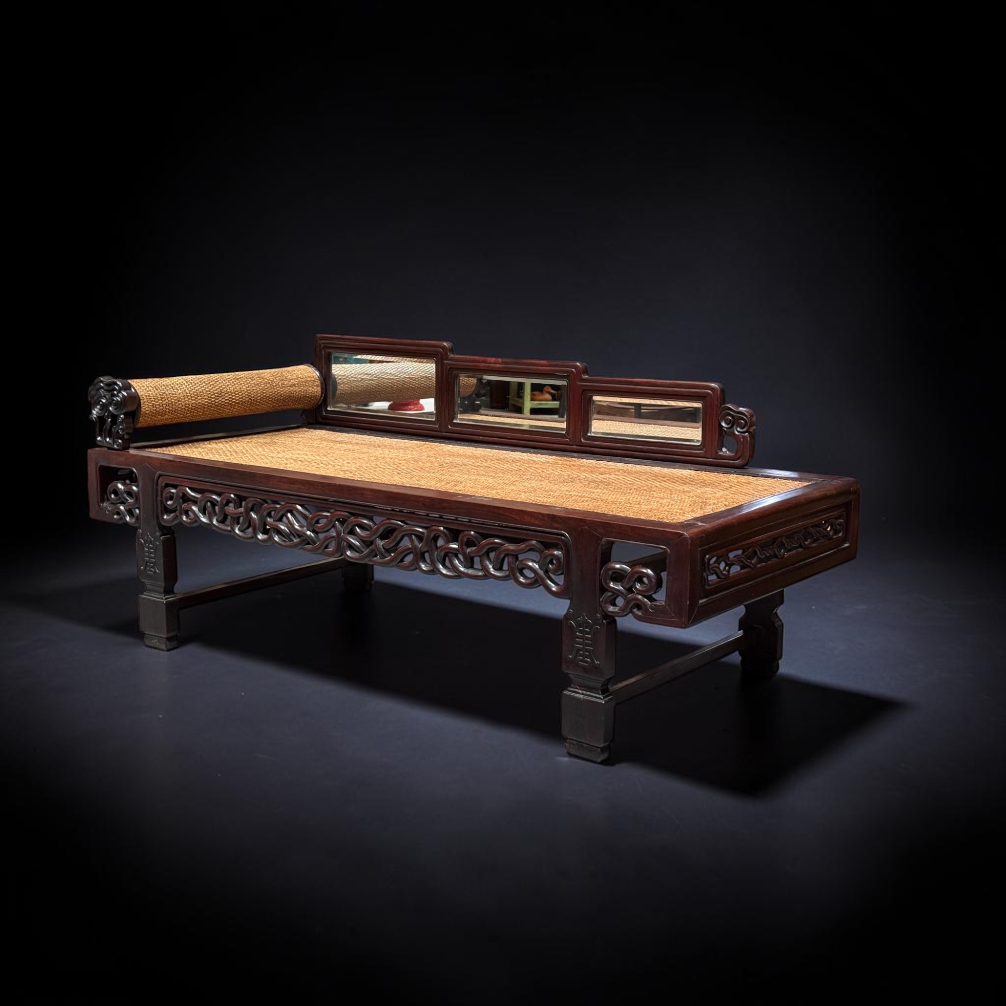 Altes chinesisches Tagesbett Daybed aus Hartholz mit Rattangeflecht