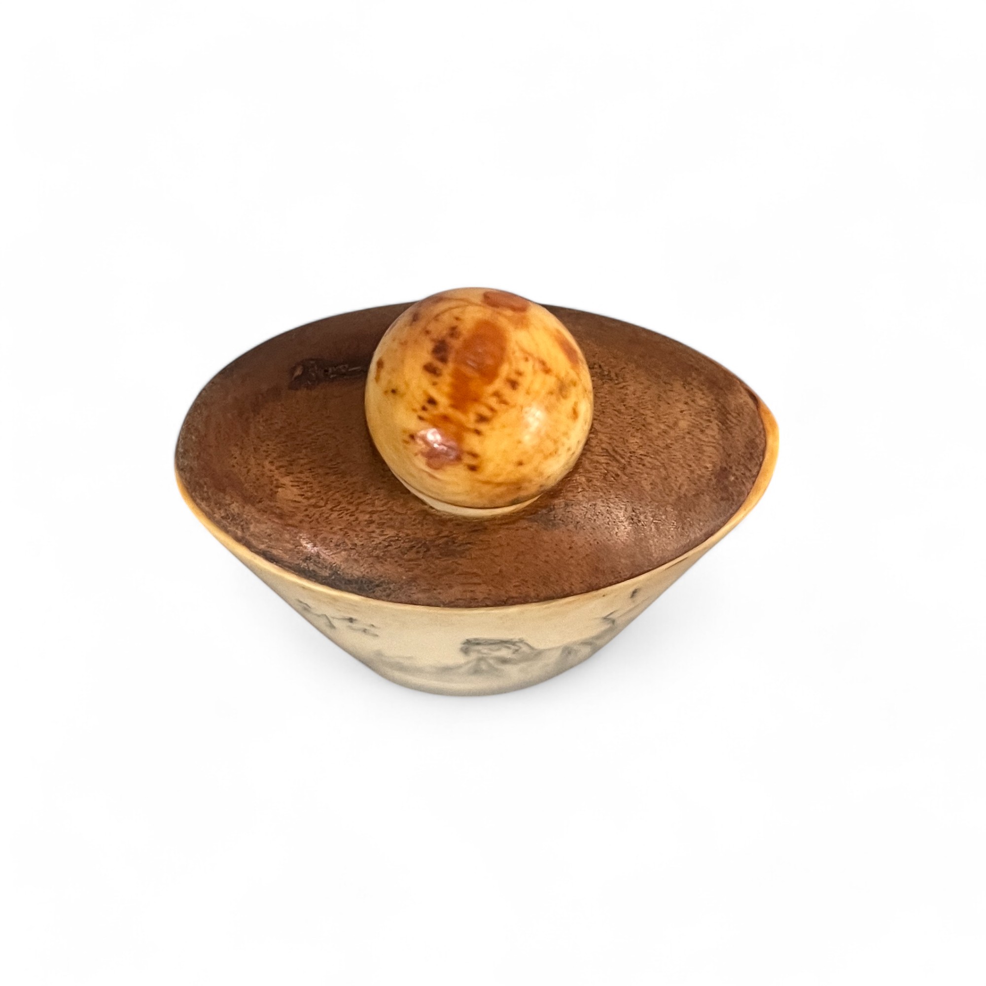 Altes Snuff Bottle aus Knochen mit Gravuren Altes Snuff Bottle aus Knochen mit Gravuren