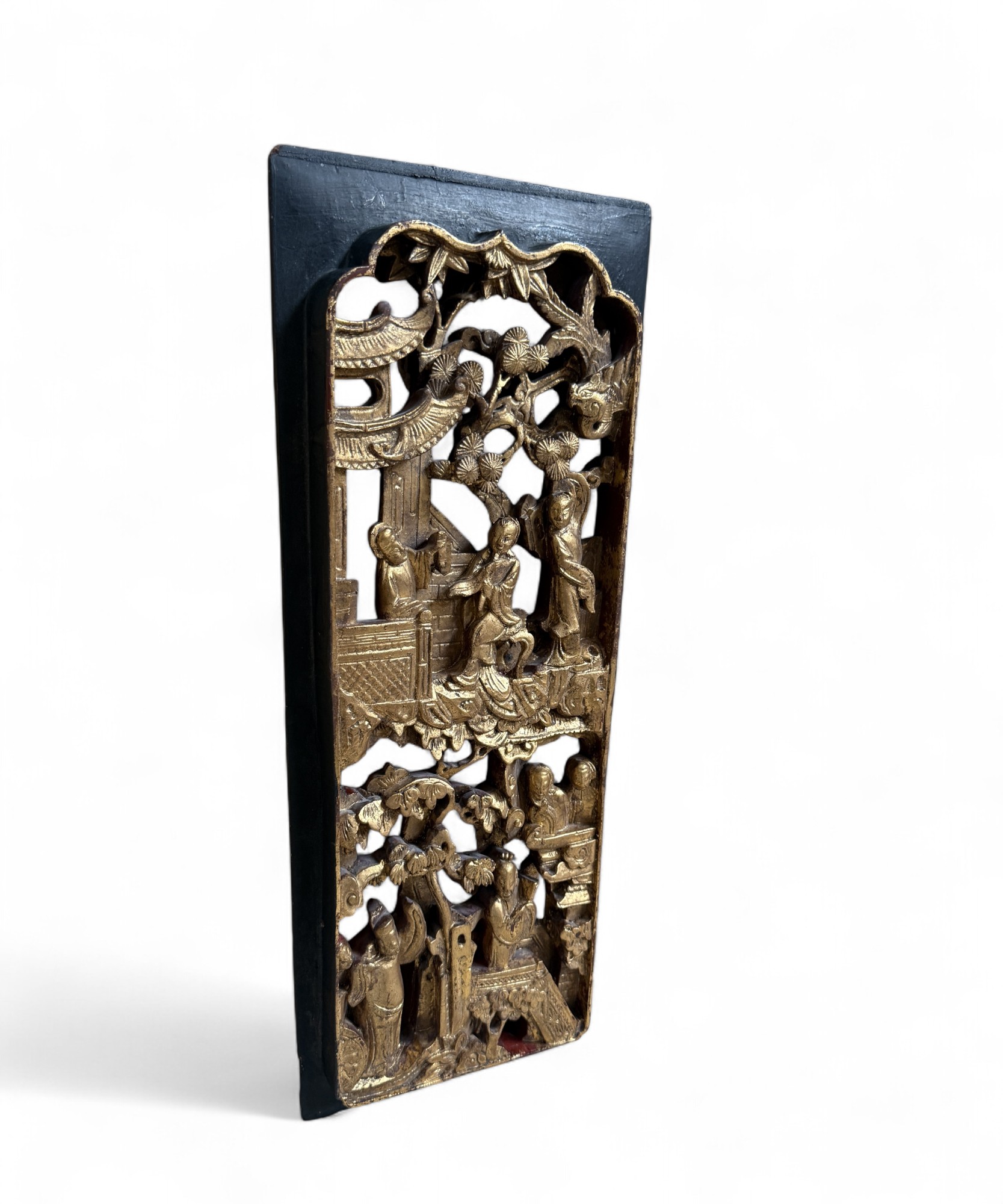 Chinesisches Holzrelief mit Restvergoldung – geschnitzte Wanddekoration Chinesisches Holzrelief mit Restvergoldung – geschnitzte Wanddekoration