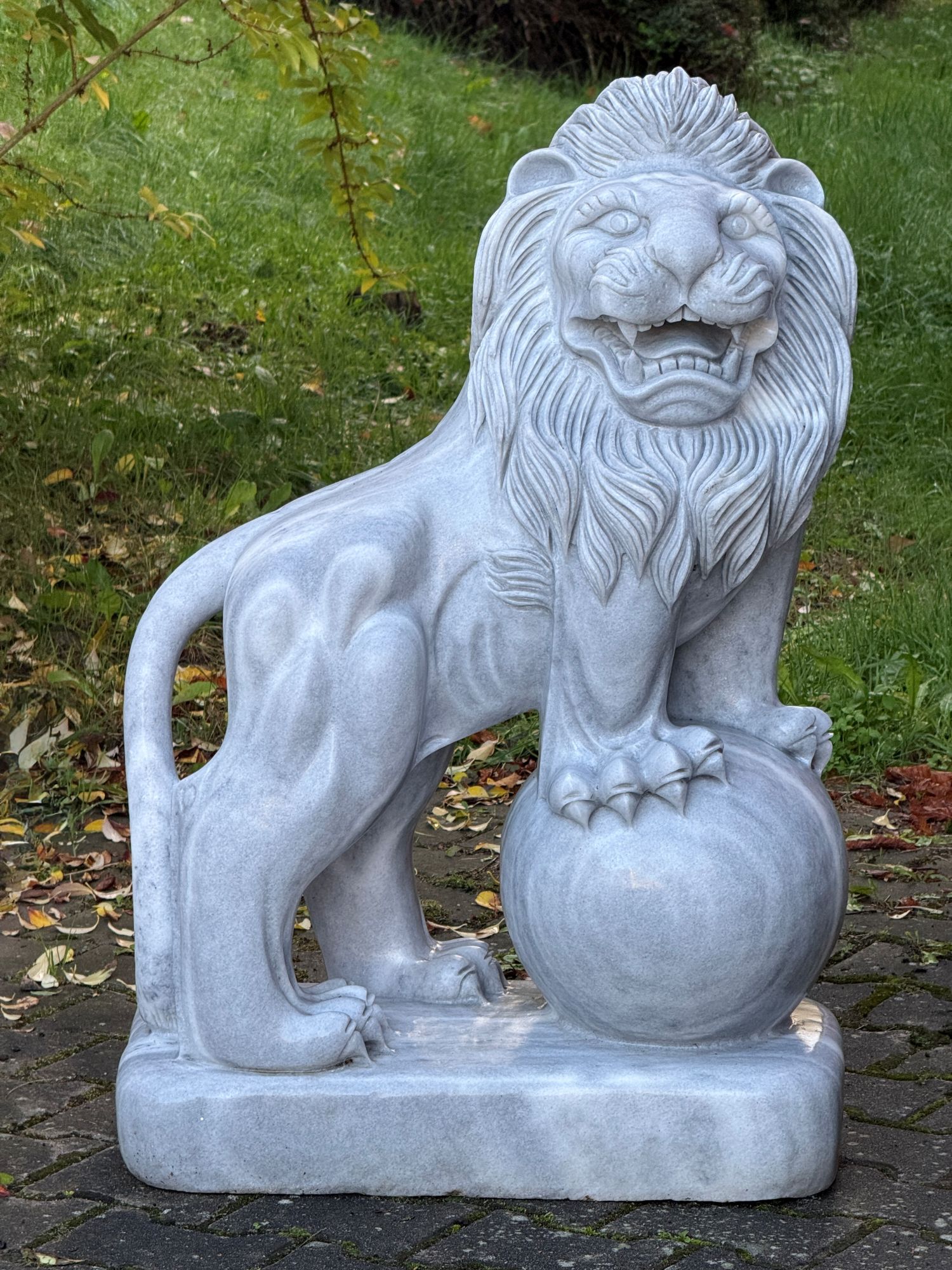 Löwen Statue aus Marmor – Gartenfigur Löwe mit Kugel, frostfest, 100 cm