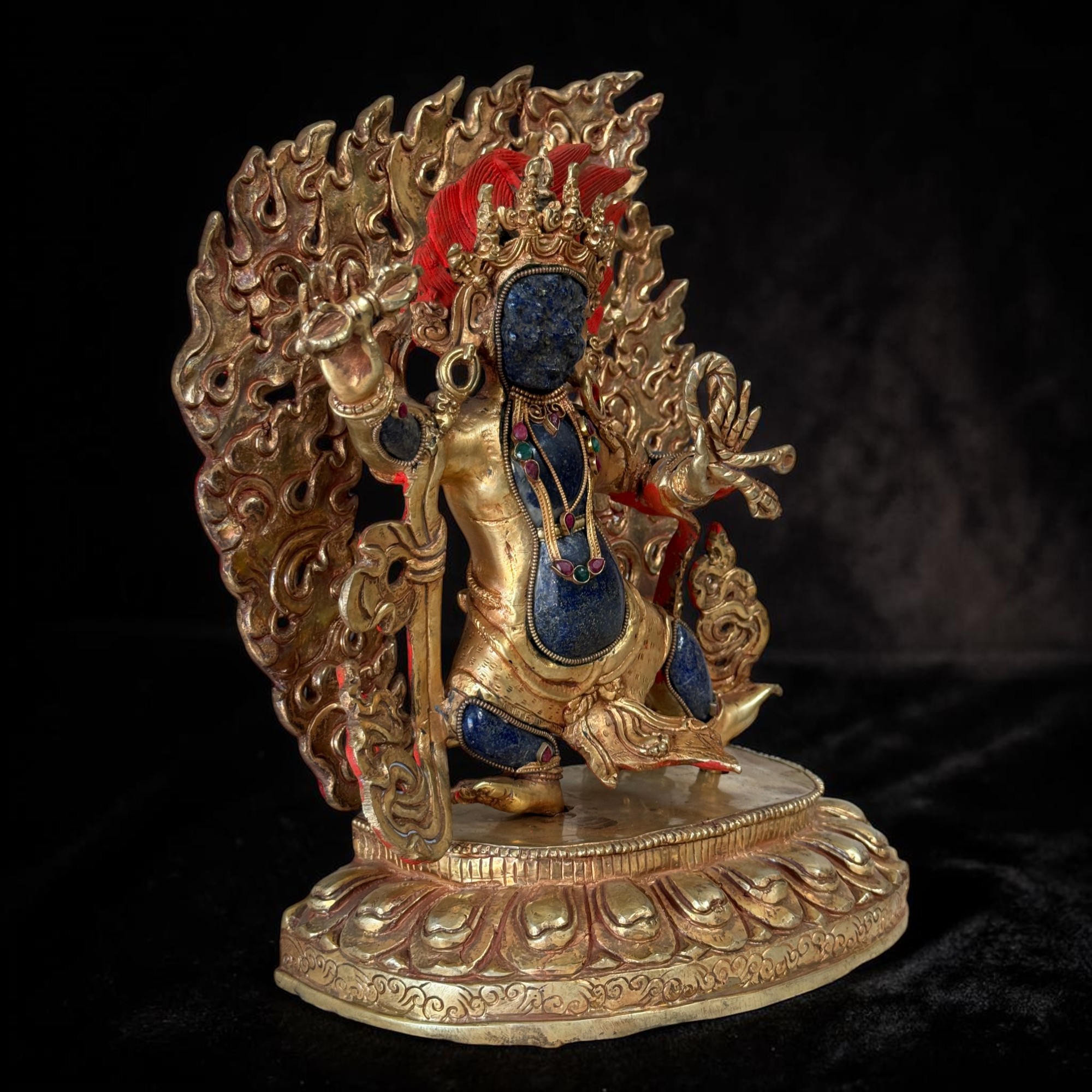 Vergoldete Vajrapani Skulptur aus Nepal – Bronze & Lapis Lazuli, handgefertigt