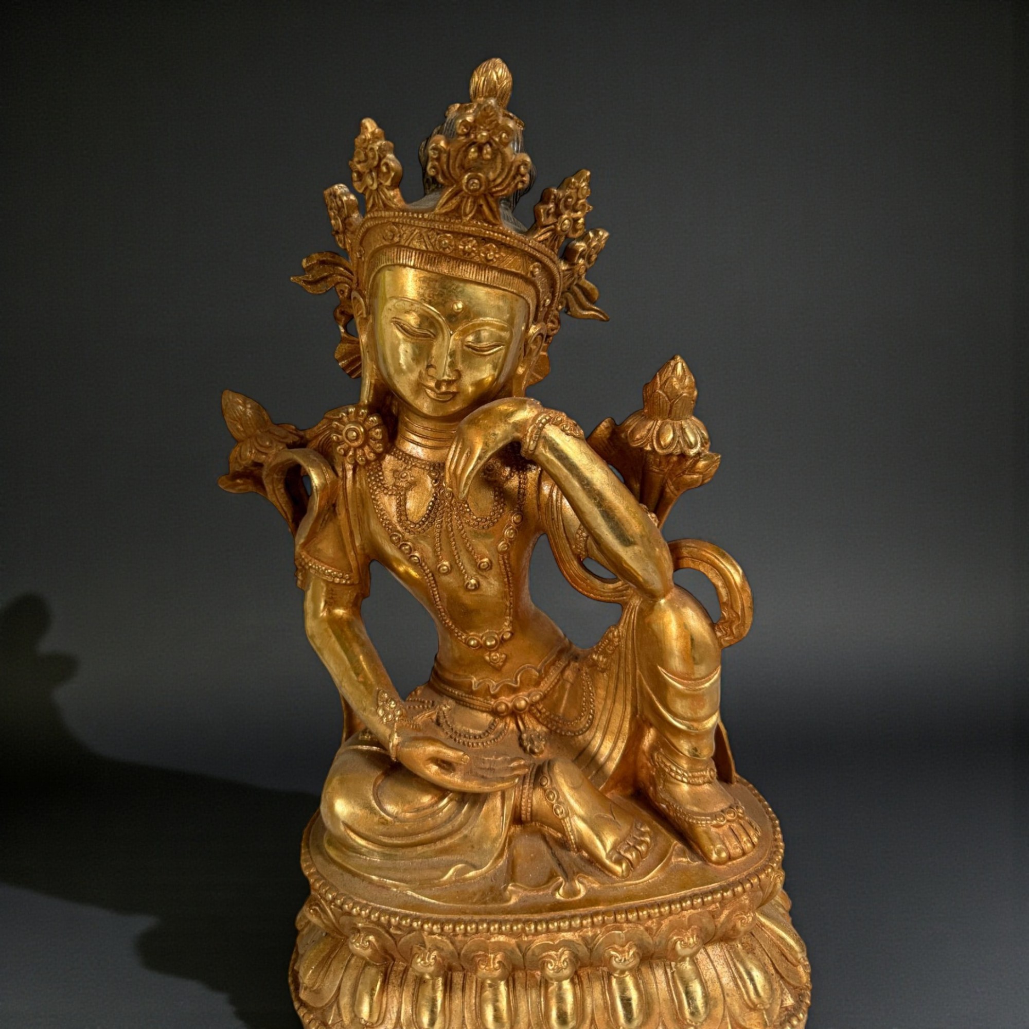 Gekrönte Guan Yin Bronze Figur aus Tibet/China (Sichuan) – 34,5 cm – Antikmarkt Sammlerstück