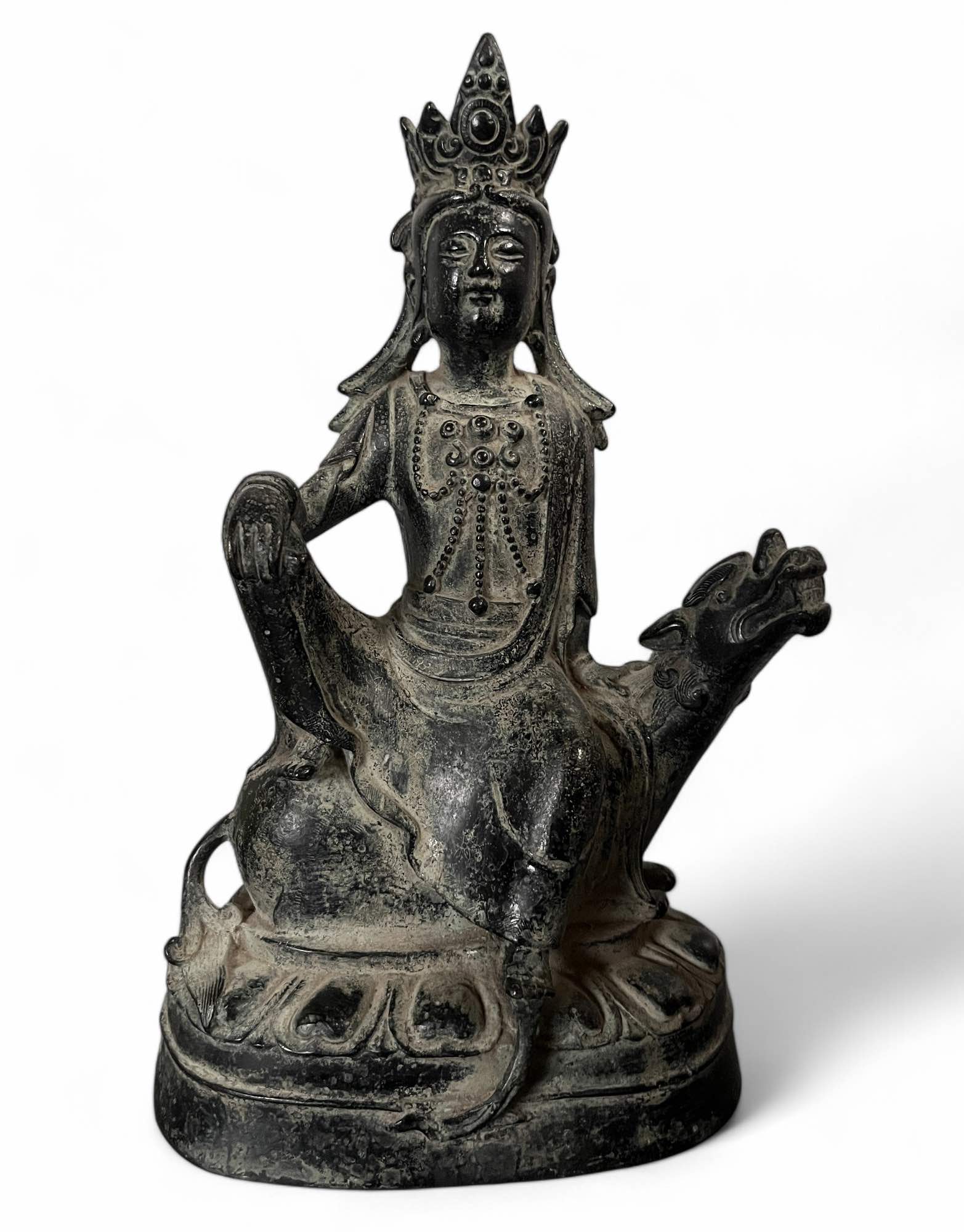 Guan Yin Skulptur auf Drachenlöwe, China