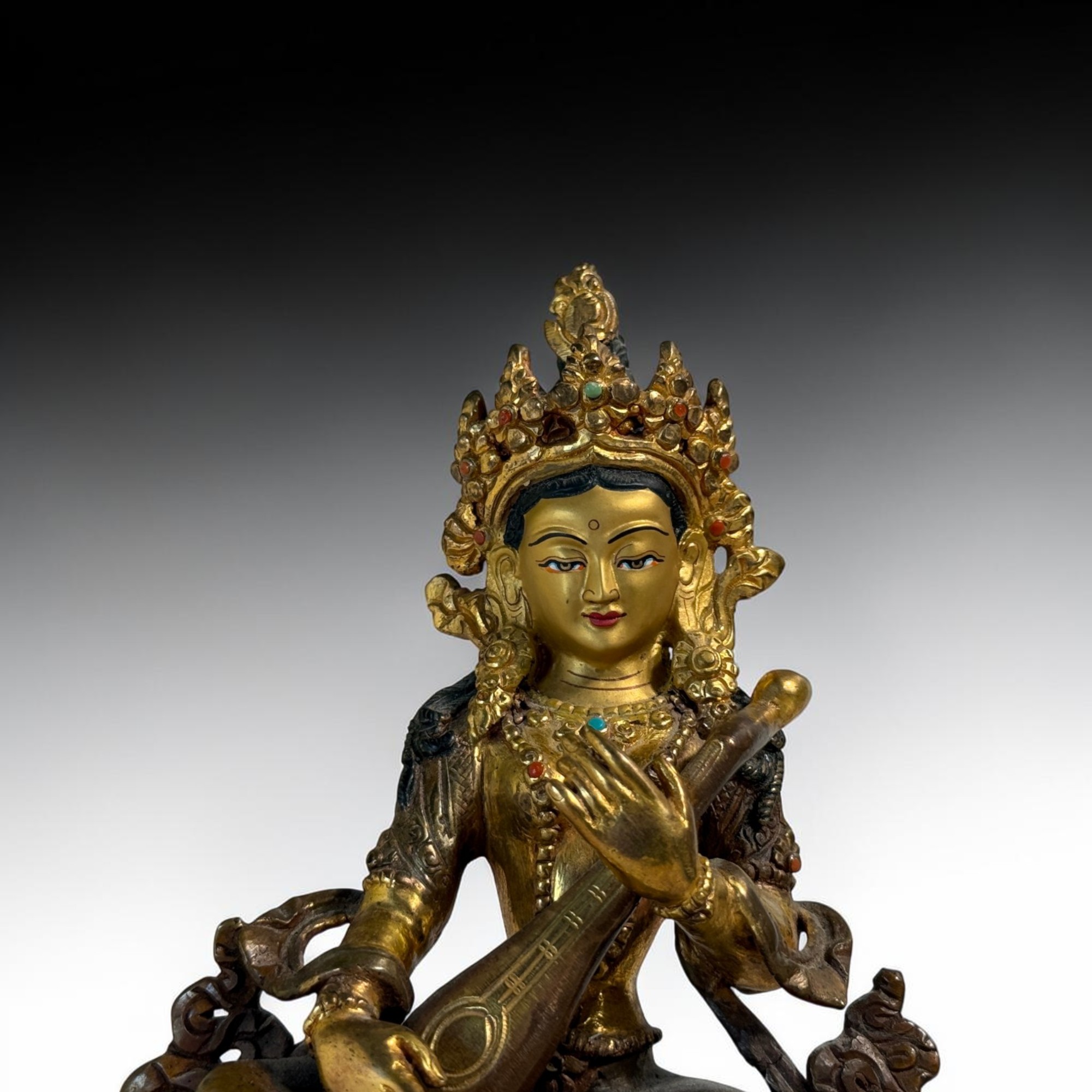 Saraswati Figur Bronze aus Nepal kaufen – Teilvergoldet mit Türkis, 15cm (80er Jahre)
