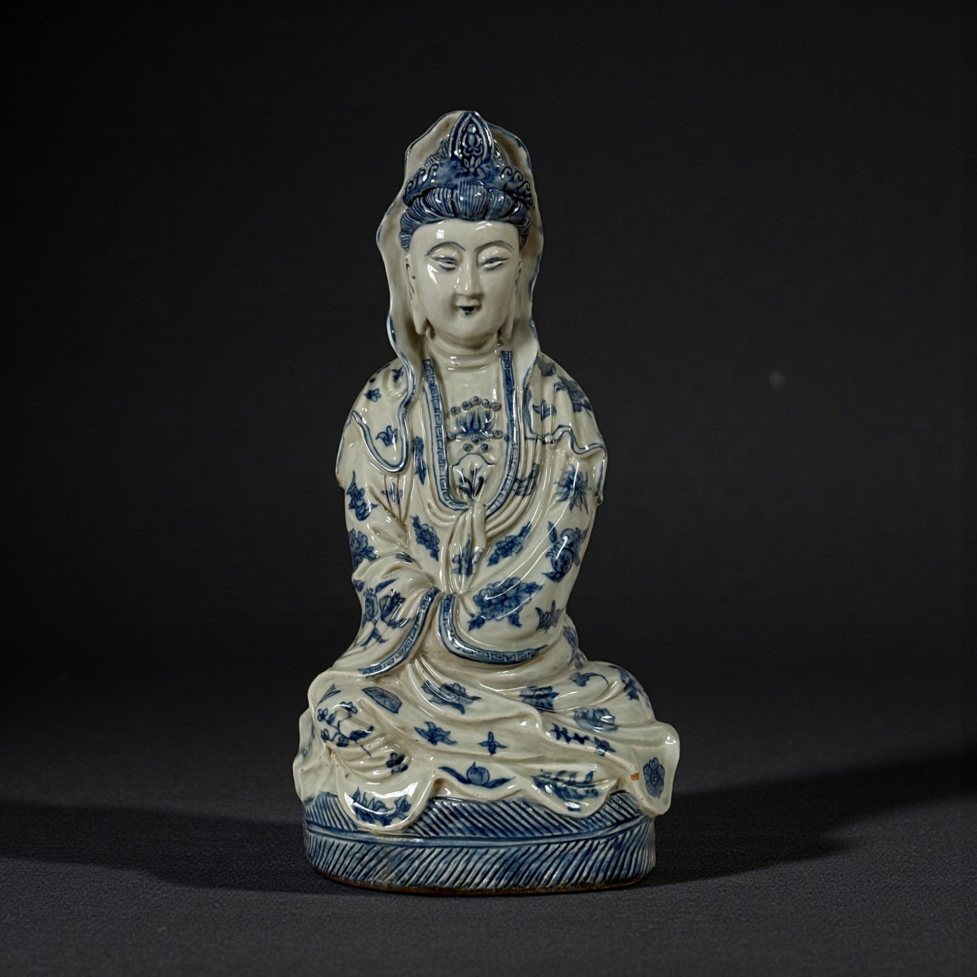 Chinesische Porzellan Guanyin Skulptur aus Sammlernachlass