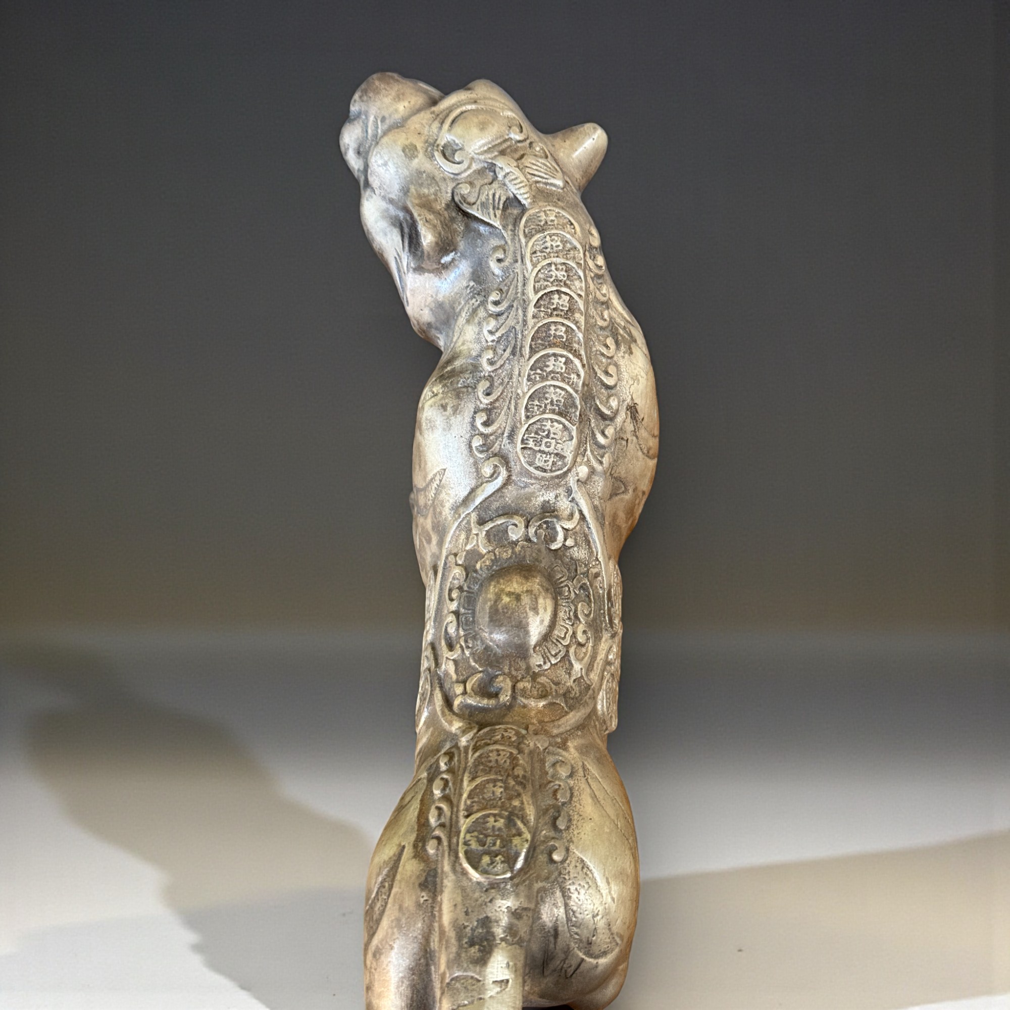 Tiger Bronze Skulptur aus China mit Reichtumsmünzen