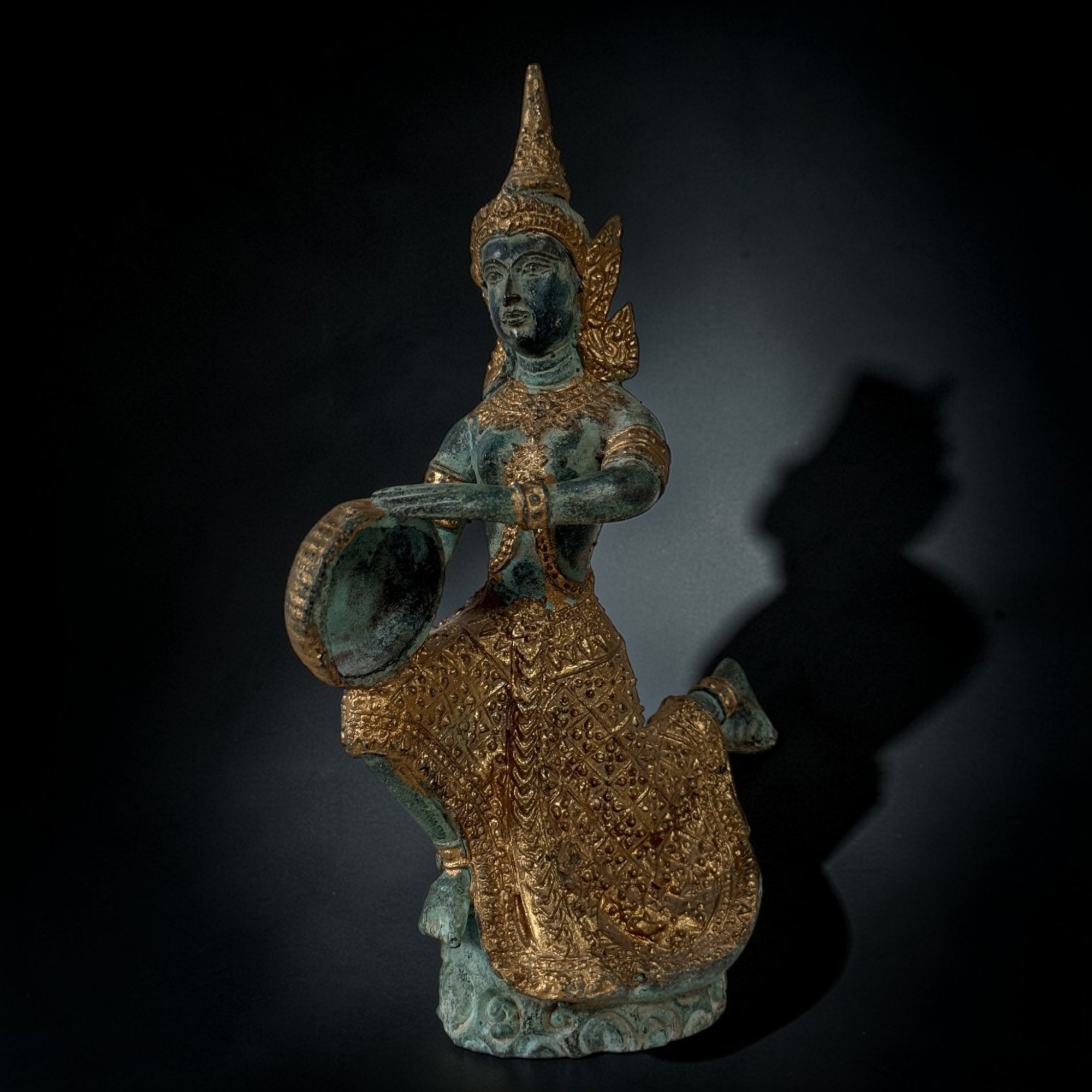Thailändische Bronze Figur Thepphanom – Trommelnder Tempelmusiker Gold-Grün 19cm