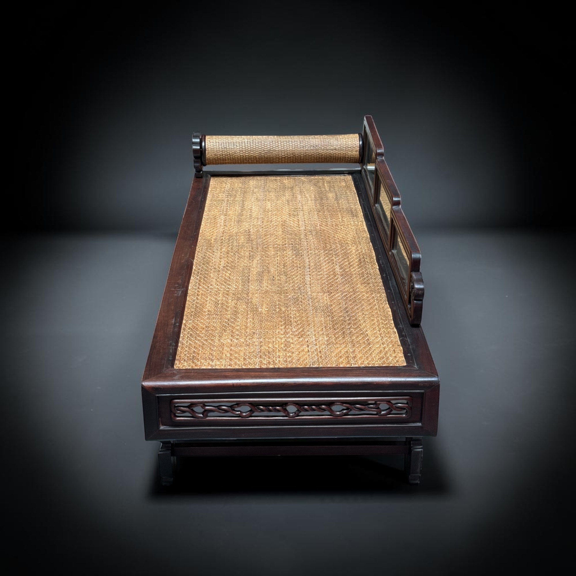 Altes chinesisches Tagesbett Daybed aus Hartholz mit Rattangeflecht