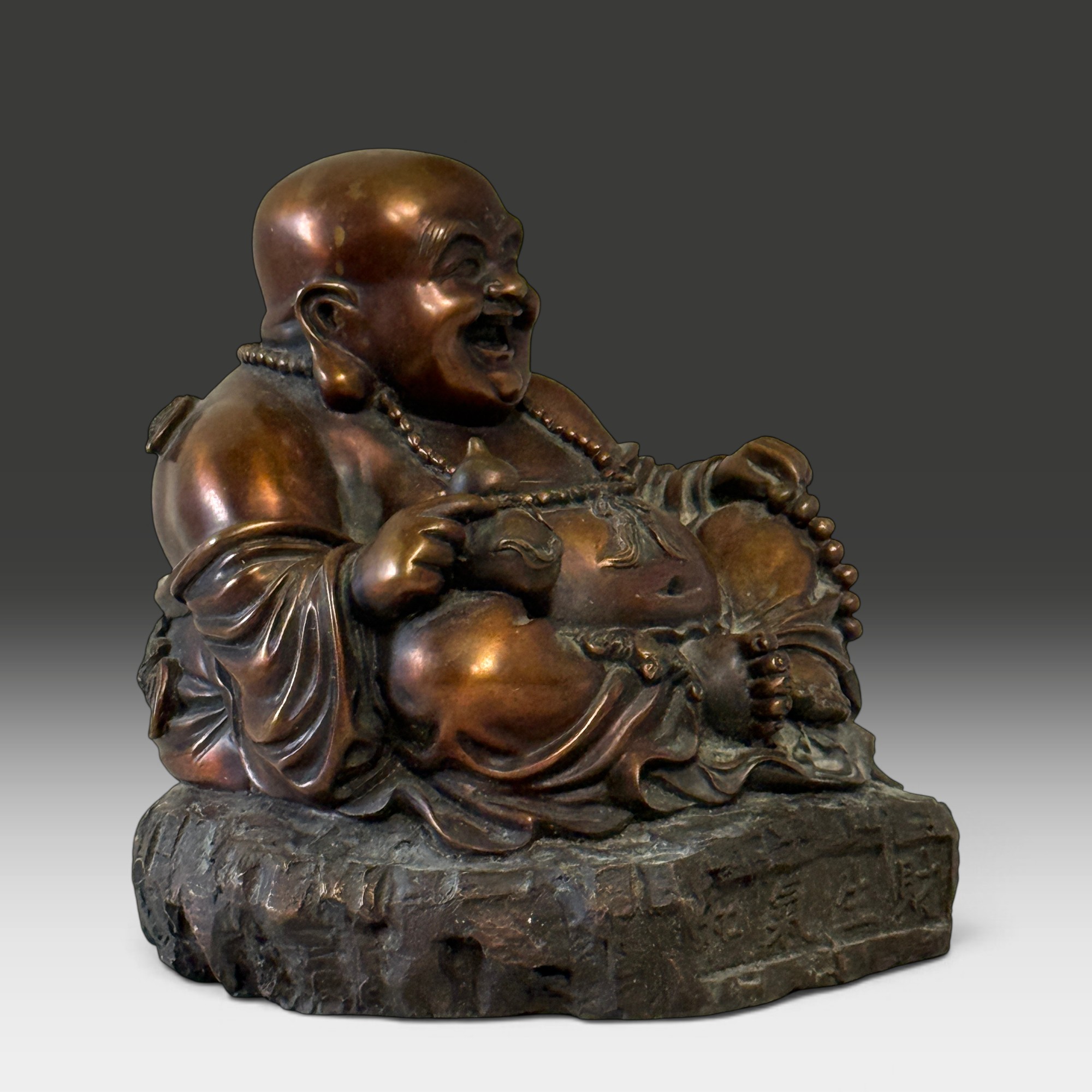 Happy Buddha Budai aus Bronze, China, Glücksbuddha mit Fledermäusen, 20 cm