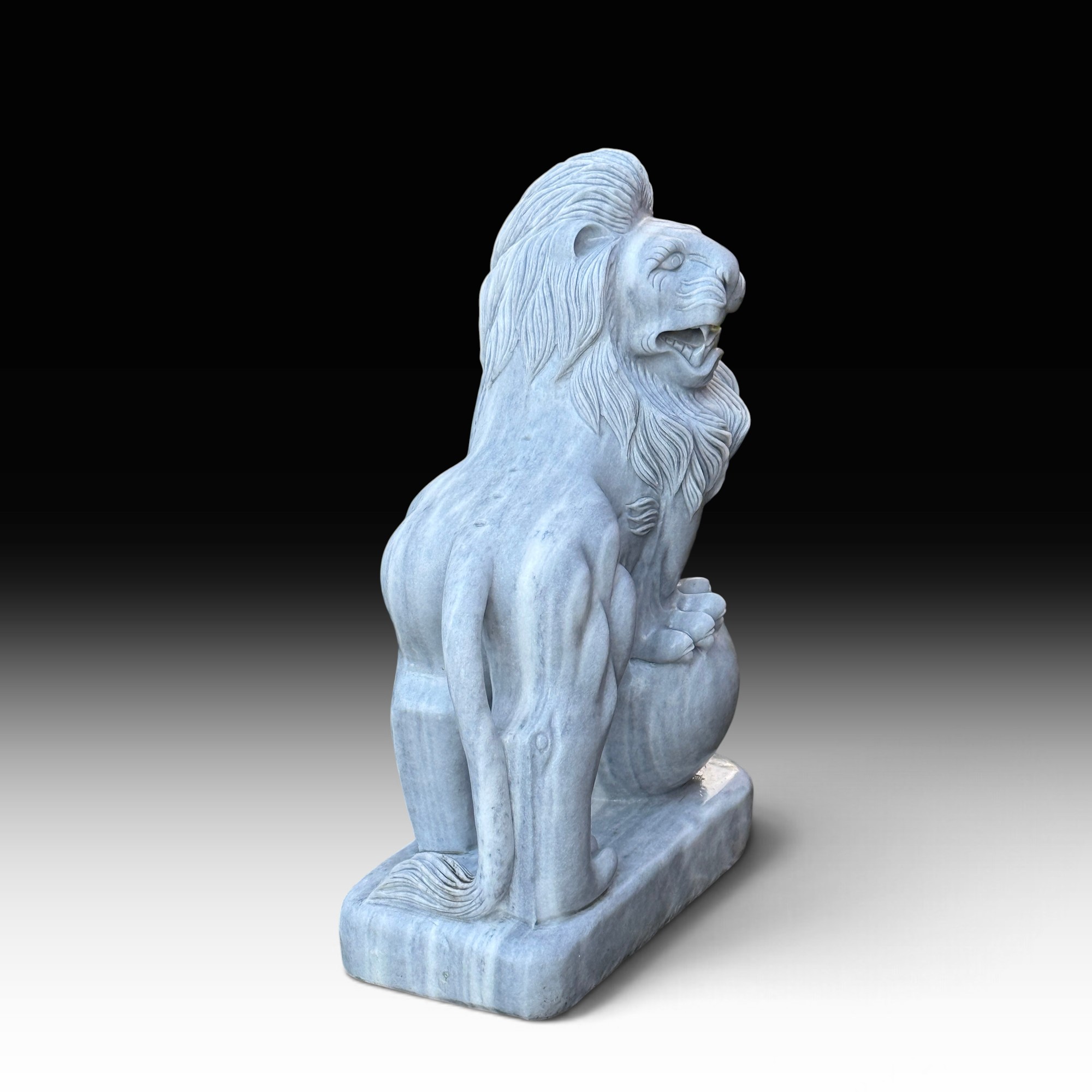 Löwen Statue aus Marmor – Gartenfigur Löwe mit Kugel, frostfest, 100 cm