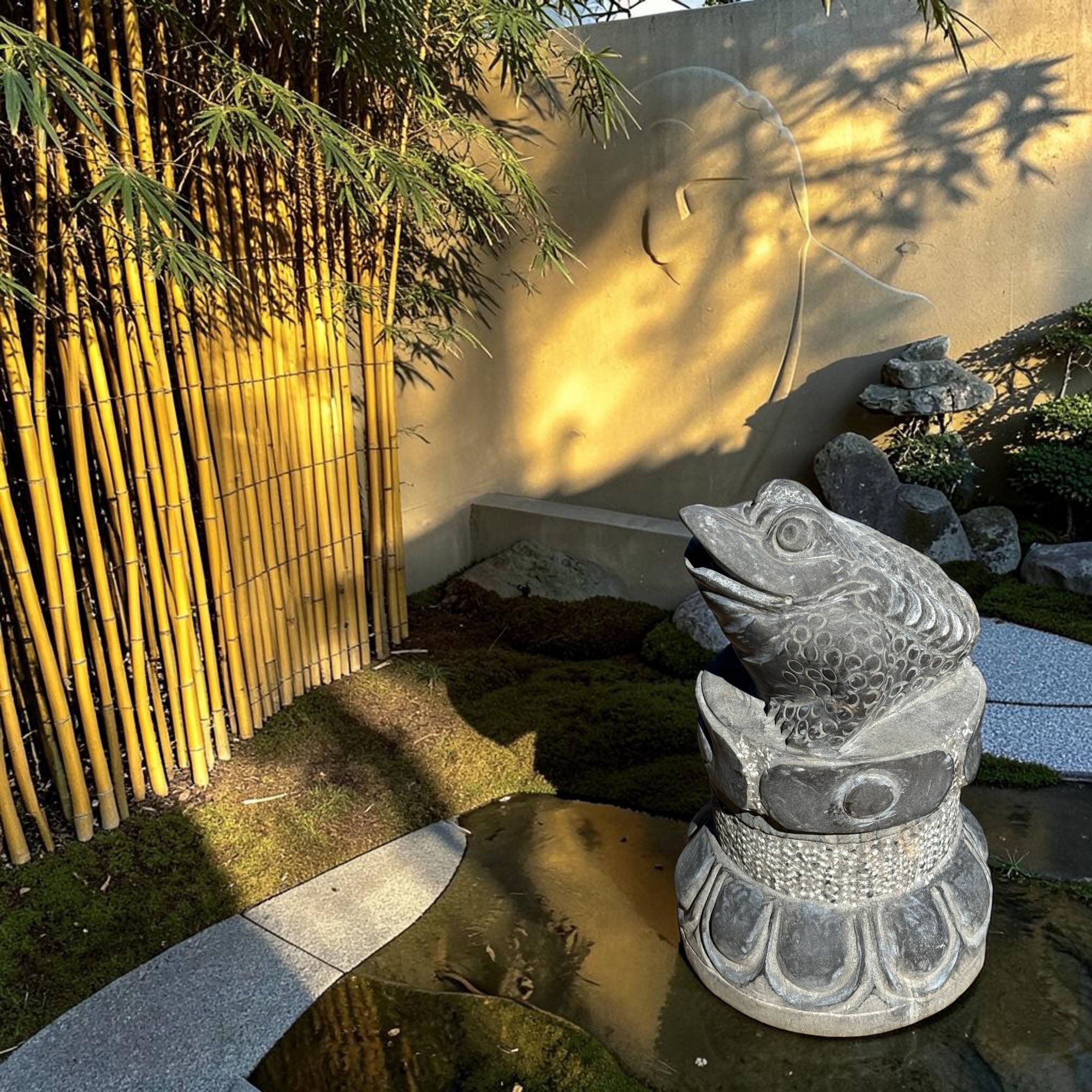 Frosch Brunnen aus Naturstein – Feng Shui Wasserspeier