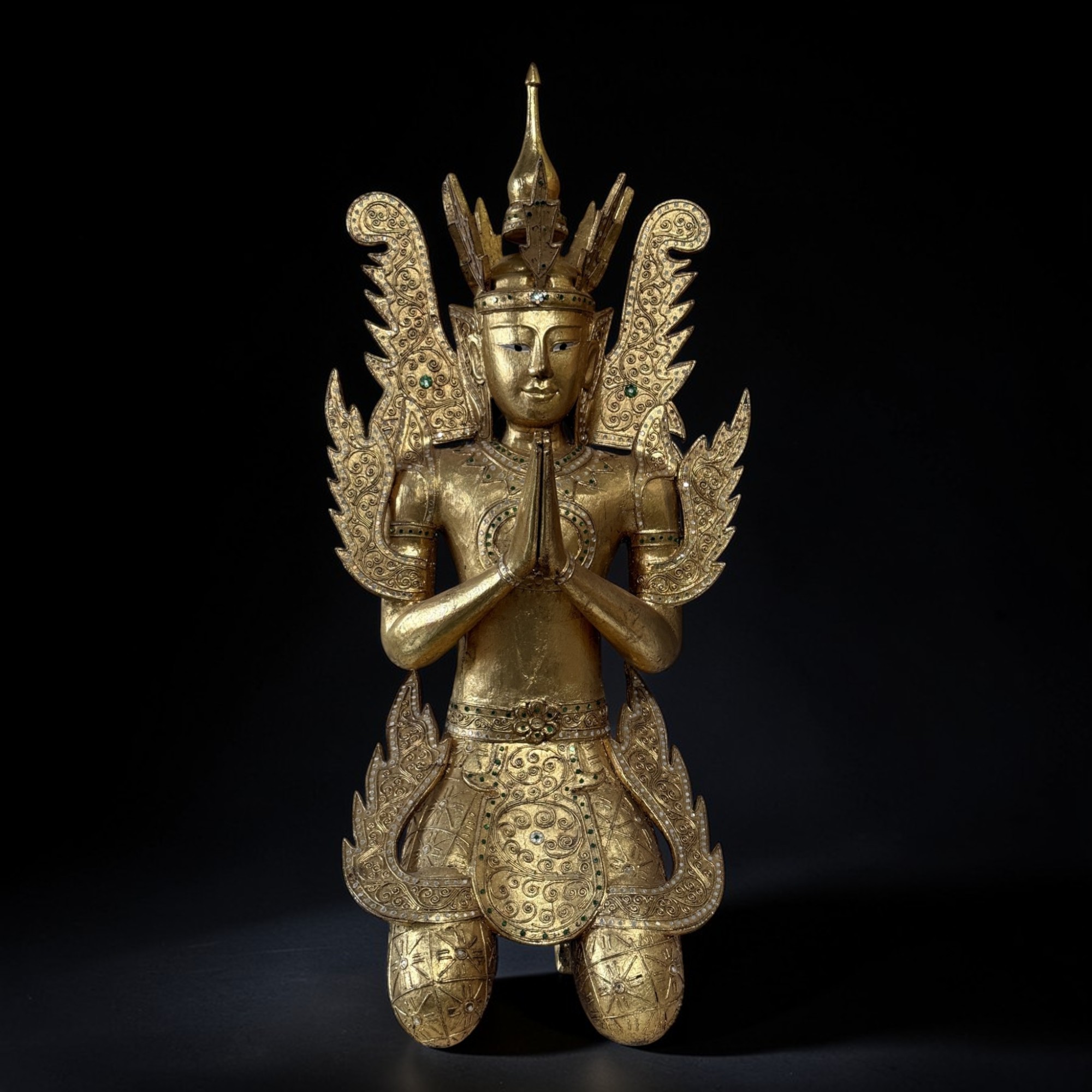 Große Teppanom Figur aus Thailand, 95 cm hoch, handgeschnitztes Holz mit Blattvergoldung, kniender Tempelwächter aus Sammlernachlass