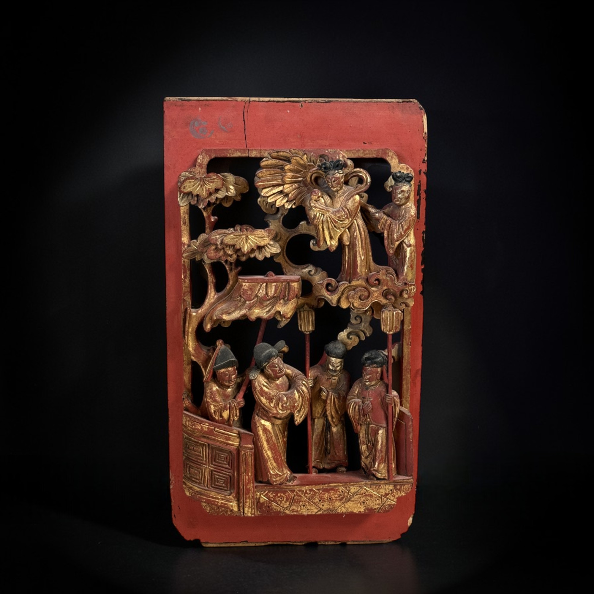 Chinesisches Holzrelief mit Schnitzereien und Vergoldung